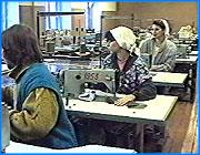 ></p><p class=c_tn>Третий этап передела собственности в области происходит в залах арбитражного суда. Благодаря этому, предприниматели чувствуют себя более защищенными от произвола конкурентов и государственных органов. Но стабильности в экономике до сих пор нет. Об этом говорилось на пресс-конференции 5 февраля в областном арбитражном суде. Суд захлестывает вал исков о собственности и так называемых корпоративных споров.  Юристы ряда предприятий, утонувших в бесконечных претензиях друг к другу,  скоро, кажется, поселятся в арбитражном суде. Типичный пример - полемика Водоканала и Ивэнерго. Поэтому  два  из двадцати четырех судей ежедневно, год за годом, рассматривают энергетические конфликты . </p><p class=c_tn>«Потом мы делаем обобщения сколько исков было с той и другой стороны, как они удовлетворены, как не удовлетворены. Сколько госпошлины эта организация, которая вроде муниципальная и не очень богатая, внесла и т.д. А говорить, что за этим стоит - амбиции, политика -или что-то другое - это уже ваши проблемы», - говорит председатель арбитражного суда Игорь Гладков.</p><p class=c_tn>Пока монополисты воюют, государство поощряет их льготами, а недостающее берет с мелкого бизнеса. Налоговики подают в суд на предпринимателей - и наоборот.  </p><p class=c_tn>«Государственные фискальные органы - на что они поставлены? Их задача - изъять максимальную прибыль, отдать ее государству. Бывает иногда, они сами понимают, что не совсем корректно действуют, но готовы идти до конца, выполняя свои задачи», - говорит председатель. </p><p class=c_tn>Поэтому представители мелкого и среднего бизнеса все чаще обжалуют в суде действия налоговых структур. Это оказалось эффективным способом самозащиты, особенно в районах, где грамотных юристов почти нет. Глав районов приходится собирать на учебу, и раздавать им книжки с наглядными таблицами и картинками. В арбитражном суде надеются, что в итоге обиженных бизнесменов станет меньше. Только те и сами не лыком шиты. «Сейчас в массовом количестве действуют так называемые учреждения инвалидов. По налоговому законодательству эти учреждения освобождены от уплаты ряда налогов. Мы встречаемся с ситуациями, когда в учреждении  инвалидов числятся несколько тысяч человек», - раскрыл част предпринимательских секретов  зам. председателя арбитражного суда Валерий Герасимов.</p><p class=c_tn>Особенно активны коммерсанты под инвалидской крышей в Кинешме. Там в штате числятся даже лежачие больные, которые годами не встают с кровати. На коммерсантов подают в арбитражный суд, те направляют встречные иски, потом начинаются жалобы и вносятся протесты. Бумажное колесо крутится, и конца-краю этому не видно.</p><p class=c_tn></p><p class=c_av> Василий Когаловский</p>
	
		<div class=