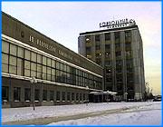 ></p><p class=c_tn>На Ивановском камвольном комбинате начались массовые сокращения. В ближайшее время без работы останутся более семисот человек. Предприятие в последней стадии банкротства.  </p><p class=c_tn>Камвольный умирал медленно. До последнего времени на предприятии работали темный и светлый цеха. На темном станки остановились давно. На светлом еще работали. Сегодня комбинат переживает тот период, о котором говорят: Скорее мертв, чем жив.</p><p class=c_tn>Сегодня на комбинате распускают ровничный цех. Женщины устало ругают прежнее руководство, кто-то предлагает обратиться в суд. Большинство из них - предпенсионного возраста. Новую работу им найти сложно.   </p><p class=c_tn>Главная цель руководства комбината сегодня - расплатиться с кредиторами. Производство остановилось в начале февраля. О его возобновлении речи уже не идет - продлить договор с давальческой компанией не удалось. Последняя реальная возможность привлечь инвестиции тоже упущена. «Инвестор ушел от нас в Шую, на предприятие Эггер. Что им не понравилось - я не знаю - не могу сказать», - говорит конкурсный управляющий комбината Игорь Борзов. </p><p class=c_tn>Возможно, имущество комбината продадут за долги. Будущее предприятия сегодня туманно. Для большинства работников отчетливо только прошлое. К хранительнице здешнего музея - Светлане Бухановой - приходят увольняемые сотрудники - посмотреть старые фотографии, поговорить об успехах бывшего флагмана отрасли.</p><p class=c_tn>«Когда первого апреля 67 года я, оставив работу в газете Ленинец, пришла сюда на комбинат. Мне сказали: ты пришла на Камвольный, здесь все лучшее», - вспоминает Светлана Буханова.</p><p class=c_tn>Между тем, областные власти продолжают борьбу за ивановский текстиль. Сегодня губернатор Владимир Тихонов и начальник главного управления экономического развития Владимир Соков отправились в Тверь перенимать опыт местных текстильных предприятий.</p><p class=c_av>Юлия Степина</p>
	
		<div class=