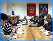></p><p class=c_tn>Требуют у ивановского  мэра представители территориальных органов самоуправления на встрече в администрации. Иначе порядка в городе не навести. Впрочем к порядку пришлось призывать и самих руководителей ТОСов - столь резкой критики в свой адрес глава города от общественников не ожидал. Надо расставить точки над i и решить проблему недопонимания, - такими словами поприветствовал мэр собравшихся. Вы хотите бюджетное финансирование? - не получите! рветесь к власти? - и этого не будет! Руководители территориального самоуправления сетуют: решать частные вопросы, не имея юридического веса, практически невозможно. Даже яму возле подъезда местное ЖРЭУ закопать не заставишь - не воспринимают коммунальщики ТОС как власть общественную. Вот и просят ТОСы власть официальную поделиться с ними ну хоть какими-то полномочиями. </p><p class=c_tn>«Не будет никакой передачи полномочий органы общественного самоуправления это органы ОБЩЕСТВЕННОГО самоуправления и давайте называть вещи своими именами», - говорит мэр города Иванова.</p><p class=c_tn>Мы же хотим навести порядок - возмущаются общественники. И добавляют: хуже-то не будет. Мэр парирует: не уверен, что лучше будет. Руководители ТОСов говорят о разрухе в городе и халатности чиновников, приводят конкретные примеры. Вот в Суховке делали дорожники ямочный ремонт, в документах проставили - израсходовано шестьдесят семь кубов щебня. Да такое количество щебня, можно было рассыпать по ВСЕЙ отремонтированной площади  слоем в четырнадцать сантиметров. Пожаловалась власть общественная на непорядок в официальные органы, а ответа не получила. Грошев пытается сгладить обстановку: «Мы с вами вместе сели в одну лодку». </p><p class=c_tn>Нет, Александр Васильевич, лодочки-то у нас разные, замечает кто-то из собравшихся. Страсти накалились - последующий разговор о коммунальных бедах шел на повышенных тонах. Мэру даже предвыборные обещания припомнили.</p><p class=c_tn>Однако и в рядах народных активистов согласья нет. Кто-то пошел на попятную, заявив, что не надо им дополнительной власти и денег бюджетных тоже. А представитель ТОС местечка Глинищево и вовсе взял мэра под свою защиту, а заодно и службу ЖКХ. Мол в коммунальных бедах ивановцы сами виноваты. </p><p class=c_tn>Точки над i, как и хотелось мэру, расставлены. А вот согласие достигнуто лишь в одном - все понимают: неладно что-то в нашем королевстве. </p><p class=c_av>Татьяна Суханова</p>
	
		<div class=