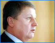 ></p><p class=c_tn><b>По словам Сергея Сироткина, в ЛДПР принято принимать решения, сверяясь с астрологами</b></p><p class=c_tn>На днях в холодной (в помещении ивановского отделения ЛДПР напрочь отсутствует отопление), но дружественной обстановке лидер местных либерал-демократов, экс-депутат областного Законодательного собрания, ставший в декабре депутатом Государственной Думы четвертого созыва по партийным спискам, Сергей Сироткин отчитался перед немногими журналистами в своих первых шагах на новом посту. </p><p class=c_tn>Первые шаги вновь избранного депутата это конечно обустройство в столице и собственно в Думе: кабинет «присидеть», квартиру обжить, присмотреться. Если с жильем у г-на Сироткина пока не очень – живет в гостинице «Россия», обстановка казенная, - то думский кабинет ему достался очень даже примечательный. «Когда дележка кабинетов была, - рассказывает Сергей Никанорович, - то меня привели и говорят: «Здесь как раз ваш, ивановский когда-то был». Оказывается новому депутату достался кабинет, в котором в свою депутатскую бытность (лет 5 назад) работал нынешний губернатор Ивановской области Владимир Тихонов. Преемственность, так сказать.</p><p class=c_tn>Впрочем, это все антураж, работа же депутата Государственной Думы серьезная, должность ответственная – надо оправдывать доверие, которое тебе люди оказали. А работать, насколько можно было понять из слов Сергея Никаноровича, он собирается все больше по партийной линии. Тот факт, что в первую очередь новоизбранный депутат отправился не в родную Ивановскую область, а во Владимир и Кострому, чтобы наладить контакты по партийной линии, говорит сам за себя. Кстати, эти две области, наряду с родной Ивановской конечно, и поручили, так сказать, попечительству Сироткина. К тому же, несмотря на то, что он стал членом думского комитета по экономической политике (не последний, надо заметить, комитет), каких-либо конкретных действий для Ивановской области он предпринимать, по крайней мере пока, не собирается.</p><p class=c_tn>«У нас почему-то принято думать, что депутат должен быть в первую очередь лоббист, делится наблюдениями новый депутат, – это в корне не правильно. Когда депутат говорит «я принес в Ивановскую область столько то миллионов» - это все чушь. В Думе возможен лишь коллективный труд, один депутат ничего не решает. И основным центром тяжести в моей работе будет законотворчество. Нужно вырабатывать такие законы, чтобы они работали только на пользу обществу». Сергей Никанорович утверждает: «Чем хороши партийцы – им не дают отдыхать, их партия пинает под зад и двигает вперед». Но тут же оговаривается, что, мол, абсолютное большинство в Думе это «Единая Россия» и решения будет принимать она, а наша немногочисленная фракция (36 депутатов от ЛДПР) хотя и будет бороться за торжество законности и справедливости изо всех сил, но силы эти слишком неравны – «разные весовые категории». Из чего неизбежно следует вывод, что вся ответственность за принимаемые в Госдуме решения будет лежать на других, а фракция ЛДПР конечно будет работать в поте лица, но «увы» и «ах», многого от нее не ждите.</p><p class=c_tn>Не ждать следует до 2008 года – года следующих президентских выборов. Сергей Никанорович довольно своеобразно объяснил неожиданную для многих замену в текущей гонке за креслом президента Владимира Вольфовича Жириновского на практически никому не известного, уступающего бессменному лидеру ЛДПР в харизме и не отличающегося предвыборным красноречием Олега Малышкина. После невнятных объяснений насчет партийной стратегии и тактики, усталости Жириновского и прочее, Сироткин сказал следующее: «Наш год – 2008. Тогда у нас будет успех на президентских выборах. По звездам все показывает: Сатурн, Марс и прочие планеты встают в хорошую позу, и эта поза ЛДПР».</p><p class=c_tn>Ну что ж, если сейчас у ЛДПР неудобная поза, то, может быть, стоило повременить до 2008 года и с избранием в Государственную Думу?</p><p class=c_av>Борис Жуков</p>
	
		<div class=