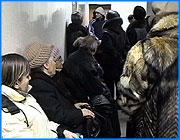 ></p><p class=c_tn>Отношения между МУП Ивгорэлектросеть и абонентами предприятия остаются напряженными. По признанию энергетиков дело доходит до рукопашных боев. Это связано с введенной восемь месяцев назад системой расчетов с населением. Уменьшив роль абонента при расчетах до минимума энергетики планировали навести максимальный порядок в этой сфере. Итог -  десятки тысяч счетов-квитанций. Сотрудники Ивгорэлектросети говорят, что 25-30 процентов из них заполнены с ошибками. Кто просто ничего не напишет в графе текущие показания счетчика, кто сам посчитает разницу текущих и прошлых показаний. В результате - нулевые или наоборот- тысячные счета за свет. Эмоции энергетиков - смесь  удивления с возмущением.</p><p class=c_tn>«Что здесь неясного? Заполните показания счетчика, киловатт/час. Т.е. предыдущее стоит, заполнить надо только текущие показания. ВСЕ! Если так сложно, я не знаю, что еще можно проще придумать», - говорит  начальник отдела по работе с население МУП ИвгорэлектросетьАлексей Шевцов.</p><p class=c_tn>Примечательно, что сами абоненты испытывают те же чувства. Только возмущения побольше. Общая мысль - не нужна нам эта новая система оплаты.</p><p class=c_tn>Позиция энергетиков  - контролер всегда прав часто приводит к конфликтам. Абоненты срываются на крик,  а иногда доходит и до рукоприкладства.</p><p class=c_tn>«Всякие приходят, - говорит контролер МУП Ивгорэлектросеть Светлана Баженова, - все мы психологи».</p><p class=c_tn>Однако и среди психологов отдела по работе с абонентами случаются срывы - хамство бывает обоюдное. </p><p class=c_tn>Единственный выход, который предлагают абонентам энергетики - запастись терпением и внимательней относиться к заполнению счетов. Тогда, мол, и отношения будут душевнее. А систему счетов-квитанций уже никто не отменит. С момента ее введения порядок в оплате электроэнергии усилился. В денежном выражении исправлено абонентских ошибок на девять миллионов рублей. Да и граждане, несмотря на сопротивление, потихоньку  привыкают к новой системе оплаты. Если в начале ошибочно заполненных счетов было примерно пятьдесят процентов, то сейчас - около одной трети. </p><p class=c_av>Сергей Хохлов</p>
	
		<div class=