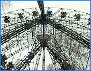 ></p><p class=c_tn>Средний возраст большинства аттракционов в Иванове - семь-десять лет. Однако поставить точку в их эксплуатации может только специализированная комиссия, которая прописана даже не в Иванове, а в Подмосковье. Парк Харинка. Здешнему Вихрю десять лет. Пару лет назад его переосвидетельствовали - комиссия дала добро на дальнейшую эксплуатацию. Несколько раз таким образом продлевали жизнь практически всем аттракционам Харинки - за исключением Сюрприза, купленного в позапрошлом году.  Вот это колесо обозрения - самый старый аттракцион парка. Служит уже два десятилетия, хотя в техпаспорте прописан несколько иной срок - двенадцать лет. </p><p class=c_tn>Вопросы технической оценки таких объектов в руках целой группы специалистов так называемого центрального научно-исследовательского полигона. Но росчерк пера в техническом паспорте еще не синоним безопасности. Каждая вещь имеет свой срок. И даже железо устает, теряя запас прочности. Мир развлечений усталости не признает, все здесь должно крутиться, вертеться и приносить прибыль. </p><p class=c_tn>Все городские парки лишь частично дотируются из бюджета, остальное зарабатывают сами. Содержание аттракционов ежегодно влетает в копеечку. Одна лишь оценка того или иного объекта специалистами стоит больше двадцати тысяч. Власти говорят: покупка новых аттракционов им не по карману, но ведь и те, что есть, сработаны на славу и могут еще послужить. Частник на этот рынок пока идет неохотно: веломобили - пожалуйста, это скорая прибыль, а вот какое-нибудь колесо обозрения вряд ли окупится быстро.  Поэтому выбор у горожан один: довериться заключениям экспертов.</p><p class=c_tn>«Аттракционы достаточно старые - да, это действительно так. Но - они ежегодно проходят освидетельствование вот этого самого центрального научно-исследовательского полигона, у которого есть на это сертификат. Без разрешения этой специализированной организации ни один аттракцион у нас не работает», - уверяет руководитель отдела культуры администрации г. Иваново Сергей Фролов.</p><p class=c_tn>«Денег у нас на новые аттракционы, которые стоят очень дорого, нет. Поэтому мы ту технику, которую имеем, поддерживаем в нормальном состоянии. Наверное, ни один человек не отважится включить аттракцион, который опасен для жизни. Случаи случаются, но от всего не застрахуешься», - говорит директор МУК ПКиО Харинка Людмила Клёнова.</p><p class=c_tn>История в степановском парке показывает  - техногенный фактор вторгается внезапно и смешивает карты. Не снимая, впрочем, вопрос об ответственности. Пока ситуация странная: некая серьезная комиссия дает разрешение на эксплуатацию объекта, который несколько месяцев спустя дает сбой и калечит людей. В марте специалисты вновь будут в Иванове с очередной проверкой. Обычная процедура накануне нового сезона развлечений. Городские власти говорят: так уж совпало, что комиссия будет работать буквально по следам печального происшествия в степановском парке. </p><p class=c_av>Дмитрий Попов</p>
	
		<div class=