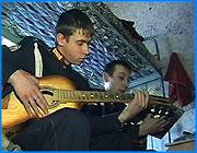 ></p><p class=c_tn>Сегодня Иваново-Вознесенский имени графа Шереметева кадетский корпус отмечает пятилетний юбилей. Торжественные мероприятия, встречи с высокими гостями, напутствия кадетам и поздравления преподавателям, безусловно состоятся. </p><p class=c_tn>Корреспондент IvanovoNews Татьяна Суханова побывала  в кадетском общежитии в то время, как ребята готовились к торжеству. Ее репортаж о том, как живут будущие офицеры. Об их мечтах и привычках, а также взглядах на современную российскую армию. </p><p class=c_tn>Парадную форму кадеты одевают не часто. И из шкафа достают лишь по праздникам - как в этот день. Для Павла Павликова внешний вид имеет особое значение - ему доверили нести знамя. Павел - выпускник, за два года обучения и жизни в кадетском корпусе, его уверенность в будущей военной карьере только укрепилась. Курсант готовится поступать в артиллерийское училище на факультет ВДВ и верит в успех армейской реформы. </p><p class=c_tn>«Если все будет делать так как говорится, то в ближайшее время армия российская поднимется. Есть пословица хочешь мира - готовься к войне, если Россия будет сильной то ей вряд ли кто-то будет противостоять и вряд ли кто-то нападет», - считает  Павел Павликов.</p><p class=c_tn>В комнатах общежития, где по четыре, где по шесть человек. Но ребятам удается здесь проводить не так уж много времени . Только в праздничный день у них нет уроков и строевой подготовки. Да и понятия об отдыхе у кадетов особые. Здесь еще не армия...Но если и школа, то военная.  </p><p class=c_tn>Есть среди кадетов и девчонки. В выпускном классе их три. Но, по словам ребят, отношения с сокурсницами у них своеобразные. От романтики далеки. К тому же, троица собралась идти совсем по другой стезе - в милицию. Родителей своих ребята видят редко - домом для них давно стала эта комната в общежитии. C пейзажем неизвестного автора на столе, тапочками на батарее, иконой и лилиями на тумбочке.  </p><p class=c_av>Татьяна Суханова</p>
	
		<div class=