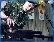 ></p><p class=c_tn>В Иванове прошел уже второй по счету областной конкурс на лучшего призывника. В разборке автоматов и чистке картошки на скорость состязались учащиеся ПТУ. Нынешнее молодое поколение по-прежнему готово. Правда, к чему, ораторы не уточняют. Запыленная лексика советской эпохи сегодня пришлась кстати. Предложение пополнить ряды строителей общества и другие наказы молодежи с выдержками из Островского, Николая, - про жизнь, за которую не стыдно. И, конечно, поменьше глазеть на вывески с рекламой пива, а думать о том, как достойнее представить мужской пол - чтобы, цитата, сердца у девчонок замирали, а глаза блестели. Сама молодежь - она тут, в зале, крайне демократичная и непричесанная , разве со следами мелирования на головах.  Сопереживать умеет и, наверное, в чем-то ценности армейской службы принимает. Поэтому охотнее аплодирует тем участникам, кто хотя бы внешне соответствует образу солдата.</p><p class=c_tn>«Камуфляж - он, по-моему, придает мужчине такую мужественность, более такой военный стиль. Сразу видно, что мужчина, на которого можно положиться и поэтому меня очень привлекает сразу, когда я вижу таких мужчин», - восхищается  болельщица Женя Тютина.</p><p class=c_tn>А вот и момент истины - сборка и разборка автомата Калашникова. Дрожь в руках и холодный пот - ведь с балкона следят старшие товарищи, десантники. Кто-то из участников жалуется: Нас не так учили. Один и вовсе непростительно замешкался, и ему на помощь приходят всем миром. </p><p class=c_tn>Все на этом конкурсе - грамотно продуманная пропаганда. Тут даже песни поют на слова и музыку заместителей директоров по учебно-воспитательной работе. И, похоже, цель достигнута. Ребята без тени иронии заявляют, что служить нужно и что от службы в армии может удержать только одно - учеба.</p><p class=c_tn>Сами девушки – у них, кстати, нынче в моде стиль «милитари»  - готовы идти на жертвы: пусть служат, мы подождем. И добавляют: хоть силы и ума прибавится парням. Видимо, на гражданке с этими качествами у молодых людей пока проблемы. </p><p class=c_av>Дмитрий Попов</p>
	
		<div class=