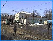 ></p><p class=c_tn>Уже в текущем году ивановские власти рассчитывают избавиться от самых заметных незаконных строений - от нелегальных торговых киосков, стоящих на центральных улицах города. Этой процедурой занимается муниципальное предприятие по обеспечению города топливом, сокращенно - Гортоп. 26 февраля его руководство провело пресс-конференцию. Памятники уходящей эпохи ларечного капитализма. Киоски и ларьки, стоявшие когда-то на ивановских улицах и площадях, теперь представляют собой целое кладбище хлама. Сейчас на территории предприятия - 88 киосков и гаражей, снесенных Гортопом по постановлениям мэрии. Они никому не нужны, даже бывшим хозяевам. Ведь чтобы их вернуть, нужно вначале доказать свое право собственности, дать гарантии, что гараж или киоск не вернется на прежнее место, а затем выложить энную сумму.</p><p class=c_tn>«5 000 рублей за демонтаж, и за 2 года хранения по 200 рублей за ночь, как на платной стоянке. Это же получается 10-ки тысяч рублей. Никто не придет. Никакого владельца мы никогда не найдем. Вот в чем вопрос-то», - говорит начальник ивановского МП ГортопВасилий Копытов.</p><p class=c_tn>Вопрос еще и в том, что снесенные строения не нужны и «Гортопу». Его работники бывают рады, когда кто-то приходит за своим имуществом и возмещает расходы на демонтаж и хранение. Но таких - не больше десяти процентов. Вот и получается, что архитектурная чистота города и защита покупателя от товаров бесконтрольного происхождения влетает казне в копеечку. Въедливые журналисты спросили: А почему бы не привлечь к работе налоговую инспекцию и взимать деньги с нелегальных предпринимателей за торговлю в неположенном месте? Ответ был такой: «Может быть, и надо продумывать этот механизм. Но сейчас механизма отлаженного нет».</p><p class=c_tn>Такой подход к убыткам своего предприятия не может не вызвать недоумения. Тем более, что, по нашим сведениям, кредиторская задолженность некогда богатого Гортопа достигает 3 миллионов рублей. Есть ли люди, которым выгодно банкротство этого предприятия, наверняка утверждать нельзя. </p><p class=c_av>Сергей Хохлов</p>
	
		<div class=