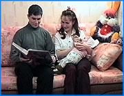></p><p class=c_tn>Своя квартира для многих ивановцев остается роскошью. Хотя уже четыре года в областном центре работает программа ипотечного кредитования. С ее помощью на скорое решение жилищной проблемы рассчитывать не приходится. Ипотека в Иванове - это программа кредитования под залог жилья, которая работает за счет бюджета. Ее плюсы - долгий кредит - до пятнадцати лет и невысокие проценты - до пятнадцати в год. Но минусов больше. Максимальный размер кредита - всего 150 тысяч рублей. При том, что  стоимость двухкомнатной хрущевки в центре Иванова - около четырехсот тысяч. В большинстве случаев людям трудно найти оставшуюся сумму, многие лишают себя всех благ, чтобы купить самое дешевое жилье. Ипотека работает медленно. Пока ключи от ипотечных квартир получили около трехсот горожан. А больше тысячи семисот человек ждут своей очереди. И все же, по мнению сотрудников городского управления по жилищной политике, надежда на улучшение есть. Но очень абстрактная - она основана лишь на высказываниях президента Путина в пользу развития региональной ипотеки.</p><p class=c_tn>Молодой семье Сметаниных повезло. Ольга и Владимир поженились в общежитии, потом переезжали с одной съемной квартиры на другую. Эту смогли купить с помощью ипотечного кредита. На такое скорое решение жилищной проблемы супруги не рассчитывали. </p><p class=c_tn>«Думаю, чем черт не шутит, сходить и спросить, как там наша очередь. Сходил, спросил - на очереди мы были далеки. Но как узнали, что мы молодая семья - нас подвинули», - рассказывает глава семьи Владимир Сметанин.</p><p class=c_tn>Кредит покрыл меньше половины стоимости квартиры. Собрать оставшуюся сумму молодым помогли родители. Ольга говорит - новый дом укрепил их семью. Вскоре после новоселья у Сметаниных родилась дочка. </p><p class=c_tn>Владимир относится к приобретению рациональнее, с математической точки зрения. </p><p class=c_tn>«Если вдуматься в цифры, то через пятнадцать лет я должен отдать сумму в 300 тысяч - в два раза больше, а с другой стороны - выплачивая каждый месяц 2, 5 тысячи и эта сумма все уменьшается и уменьшается - то получается сумма небольшая», - говорит Владимир.</p><p class=c_tn>Супруги считают свой случай исключением. Большинство их сверстников не могут позволить себе собственное жилье. Сметанины надеются, что к тому времени, когда подрастет их дочь, россияне не будут так зависеть от квартирного вопроса.</p><p class=c_tn> </p><p class=c_av>Юлия Степина</p>
	
		<div class=