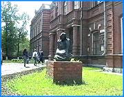 ></p><p class=c_tn>Поспешной и неоптимальной назвали схему музейной реорганизации, которую проводит областное управление культуры, представители министерства культуры. В 27-28 февраля они посетили ряд музеев области в ходе проверки по запросу депутата Татьяны Яковлевой. К депутату обратилась группа музейщиков  и передала письмо трехсот ивановцев, несогласных с замыслами управления культуры объединить ивановский художественный и кинешемский музеи. В  Иваново прибыли сотрудники отдела музеев Минкульта. Комиссию интересовало в первую очередь состояние  коллекций музея, собственником которых является министерство. Пока комиссия ходила по запасникам, там сработала сигнализация. Тут же прибыл отдел охраны с автоматами. Оказалось, кто-то случайно коснулся сейфа с фондовыми предметами.  Состояние фондов художественного музея комиссия сочла удовлетворительным, - в противоположность областной администрации. И в экспозиции специалисты профессионально смотрели именно на то, чего не видят областные управленцы.  </p><p class=c_tn>Музеи области нуждаются в помощи и ремонте - и  это, по словам проверяющих, будет отражено в их рекомендациях.  Значит, нужны не внезапные перестройки, а нормальная работа. </p><p class=c_tn>Министерская комиссия предложила не спешить с реорганизацией музеев.</p><p class=c_tn>«Пока предложенная схема не представляется тем единственно верным решением, которое необходимо немедленно реализовать. Пока нет ощущения, что это именно то, что нужно сейчас для того, чтобы стало лучше», - сказала представитель Министерства культуры Анна Колупаева.</p><p class=c_tn>Перестроечную горячку должны сдержать еще два визита сотрудников министерства в область. Они приедут на пятисотлетие Кинешмы, а затем специально, чтобы обсудить конкретику возможной реорганизации. Слабым звеном в музейном деле оказались вовсе не художественные музеи. В области, - сказали члены комиссии,- совершенно свернута краеведческая работа. Ею не занимается никто, даже бывший краеведческий, а ныне бурылинский музей. Его дирекция не смогла обеспечить не только научной работы, но и нормальной сохранности фондов. </p><p class=c_tn>«Бурылинский музей и историко-революционное объединение - там надо приводить в порядок хранение. Там очень много проблем с этим. И учить, видимо, кадры. Потому что многого не понимают и делают достаточно бессистемно», - озвучила результаты проверки Анна Колупаева.</p><p class=c_tn>Это - результат массового ухода из музея профессионалов после предыдущей реорганизации, год назад. Министерская проверка фактически выявила ее провал. Тем же может обернуться  новая реорганизация, а потому министерство рекомендует - хотя бы не торопиться и обсудить ее с профессионалами. </p><p class=c_tn>Кстати, действия сотрудников управления культуры и бурылинского музея едва не привели к физической утрате нескольких десятков старинных холуйских икон шестнадцатого века. Их вывезли в Иваново по распоряжению управления культуры, но в ходе перевозки  и хранения были грубо нарушены правила обращения с раритетами. Иконы были спрессованы в ящиках, а затем даже не распакованы в течение полугода.  Об этих и других фактах, вскрытых сотрудниками министерства культуры, корреспонденту IvanovoNews рассказала одна из участниц проверки.</p><p class=c_tn>«Состояние фондов бурылинского музея  было названо если не катастрофой, то очень тяжелым. Они увидели фонды, которые даже частично не находятся в фондах, просто валяются», - говорит  помощник депутата Т.Яковлевой по вопросам культуры Надежда Свиязова.</p><p class=c_tn>Проверяющие отметили также низкий уровень пожарной безопасности в бурылинском музее, а самым благополучным в области сочли положение ивановского художественного музея.</p><p class=c_tn></p><p class=c_tn></p><p class=c_av>Василий Когаловский</p>
	
		<div class=