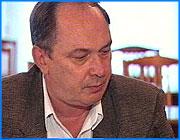 ></p><p class=c_tn> Мы хотим, чтобы горожане знали кто истинные герои повышения тарифов, - заявил глава компании Вячеслав Смирнов на пресс-конференции. Предполагалось, что речь на ней пойдет об итогах работы «Ивэнерго» в прошлом году. Но главной темой разговора стал вопрос более животрепещущий - судебные разбирательства энергетиков и мэрии по поводу ноябрьского повышения тарифов. </p><p class=c_tn>Над рабочим столом в кабинете главы «Ивэнерго» портрет не Анатолия Чубайса, а Президента России. Небольшое фото главного энергетика страны - чуть сбоку за спиной. По словам Вячеслава Смирнова, дух Чубайса в этих стенах присутствует незримо. Видимо он и благословил ивановских энергетиков на поход против  городских властей. В других странах сетует хозяин кабинета, народ давно бы вышел на улицы, бунтуя против высоких тарифов на коммунальные услуги. А здесь нам придется самим вставать на защиту интересов жителей. Ведь действия мэра бросают тень на всю тарифную политику энергетической отрасли.</p><p class=c_tn>«После долгих раздумий мы приняли решение, что мы будем отстаивать интересы не только жителей, но в первую очередь свои», - сказал Вячеслав Смирнов.</p><p class=c_tn>«Ивэнерго» уже пыталось через суд признать ноябрьское постановление мэра о повышении тарифов незаконным. Не получилось. Но руководство компании заявляет, что доведет дело до конца. Энергетики готовы передать иск в Верховный суд.</p><p class=c_tn>«Мы добьемся, что это будет признано незаконным и ущерб будет возмещен - либо сделают перерасчет, либо возместят тем кто переплатил за тепло.</p><p class=c_tn>Нас поддерживает прокуратура и суд», - заявил Вячеслав Смирнов.</p><p class=c_tn>На тропу войны вышли и отдельные сотрудники «Ивэнерго». Один обратился в мэрию с запросом о расшифровке тарифов на тепло. Другой на воду. По закону, как нанимателям жилья, им должны были предоставить эти данные. Не получив должного ответа, они подали на муниципалов в суд. Хватит спекулировать на наших тарифах, - подытожил глава «Ивэнерго». Ведь продавая городу тепло по одной цене, компания вынуждена затем платить за свой же товар по городским тарифам почти в два раза больше. </p><p class=c_av>Татьяна Суханова</p>
	
		<div class=