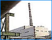 ></p><p class=c_tn>Депутаты Законодательного Собрания области считают, что тарифы муниципальных предприятий завышены. А средства тратятся не по назначению. На заседании комитета по социальной политике 4 марта парламентарии призвали прокуратуру разобраться, куда идут деньги, собранные с ивановцев в уплату за свет, воду и тепло. Тарифы на коммунальные услуги в Иванове растут, население платит все хуже, а город снова вязнет в долгах энергетикам. Если в отопительный сезон город вошел без долгов, то теперь они достигли двухсот миллионов рублей. Гортеплоэнерго уже не имеет кредитных ресурсов, эта организация и так вся в долгах. Платить нечем. </p><p class=c_tn>Ситуация кажется безнадежной. Руководитель Ивэнерго, а, вслед за ним, и законодатели опасаются, что люди перестанут платить совсем. </p><p class=c_tn>«Люди сказали - Если такое дело будет, пошли вы... - вот журналистов полно, я бы сказал, - на букву х. Не будем с сегодняшнего дня платить. – считает депутат ЗС Владислав Тихомиров.</p><p class=c_tn>Экс-губернатор предложил областной прокуратуре разобраться - куда идут уже собранные деньги. Во всяком случае, не на восстановление производства, - заявили депутаты, - а на потребление, на строительство саун. Сам Вячеслав Смирнов ведет давние судебные баталии с Водоканалом.</p><p class=c_tn>«Там есть, что скрывать. Там формируется, на мой взгляд, будущий избирательный фонд городской властью, - говорит  генеральный директор АО ИвэнергоВячеслав Смирнов, - Закладывалась сумасшедшая цифра - 7%. Вы вдумайтесь - 7% расходов на пожаротушение. У нас что, беспрерывная зона пожаров? Там закладываются миллионы литров на воровство жителей  - прямой строкой».</p><p class=c_tn>Но воровство, - говорит энергетик, - надо покрывать из прибыли, а не закладывать в расценки. И утверждает, что данные аудиторской проверки, которая подтвердила обоснованность тарифов, недостоверны. Конкурса аудиторов не было. Мэрия выбрала фирму на свое усмотрение. А та отработала деньги по принципу: кто платит, тот и заказывает музыку. </p><p class=c_tn>«Сейчас насоздавали прокладок вроде гор.ЖКХ - Вот, должно население. Разбирались же - ничего особенного не должно. Эти деньги получены МПО ЖКХ, пущены на какие-то свои дела, но не дошли до Водоканала, до Ивэнерго, еще до кого-то», - говорит депутат ЗС Андрей Кабанов.</p><p class=c_tn>«Это вызовет очередной всплеск неплатежей. И, безусловно, мы вынуждены будем снова ограничивать подачу тепла в виде горячей воды на летний сезон», - озвучил ближайший прогноз главный энергетик. </p><p class=c_tn>Чтобы разобраться с тарифами, которые у энергетиков за последние годы выросли вдвое, а в городе почему-то вдесятеро, законодатели решили вновь создать депутатскую группу по энергетике. И провести специальные депутатские слушания. </p><p class=c_tn>Тему повышения тарифов ивановскими властями депутаты Законодательного Собрания продолжили обсуждать на экономическом  комитете.</p><p class=c_tn>Тарифы, как Рубикон. Сумеем ли перебраться через смертельное течение.  Именно в таком разрезе обсуждали депутаты проблему. Вопрос о повышении тарифов законотворцы обсуждали вне основной повестки заседания. Тем не менее эмоции перехлестывали через край. Большинство народных избранников считает рост платежей необоснованным и неправомерным. Чтобы как - то повлиять на ситуацию, было принято решение провести депутатские слушания. Они состоятся в конце марта. К этому времени будут известны результаты проверок на предприятиях-монополистах. Кроме этого, депутат Мельников высказал претензии в адрес своих коллег из городской Думы. Он считает, что те работают не в интересах своих избирателей и без боя отдают власть ивановской мэрии, которая работает, по мнению Мельникова, в интересах своих МУПов, но никак не большинства ивановцев.</p><p class=c_tn></p><p class=c_av>В.Когаловский, А.Кузьмичев</p>
	
		<div class=