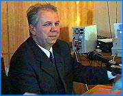 ></p><p class=c_tn>Еще неизвестно чья власть правомочнее: моя или депутатов ЗС, заявил сегодня губернатор Владимир Тихонов на встрече со своими общественными помощниками. При этом он ссылался на то, что за него проголосовало на треть больше жителей, чем за всех парламентариев вместе взятых. Там же на встрече губернатор высказался по поводу реформы муниципальных образований и дал политический прогноз - угрожающий для единороссов. Под перекрестными взглядами двух Владимиров, под отечески строгим Ленина и под дружески мягким Путина, их тезка-губернатор формировал мнение своих помощников. Чтобы они потом лепили мнение общественности. Выступление из нескольких пунктов. Первый о декабрьском совете Центрального федерального округа. Помощники из районов встречались с губернатором еще до этого. А данные по области, которые были там озвучены, довольно лестны. Есть чем похвастаться. Наша область на третьем месте по темпам прироста инвестиций. На пятом - по развитию рыночной инфраструктуры. Мы в лидерах даже по такому пункту как финансирование строительства дорог.  Единственный минус - зарплата у нас в губернии самая низкая.  И вот такой радужный фон портят депутаты областного парламента. То финансирование органов власти пытаются урезать, то сенатора-коммуниста с его поста отзывают. А сейчас и вовсе хотят лишить Владимира Ильича его окружения - переманивают заместителей на новые должности. Подальше от Иванова. </p><p class=c_tn>Еще один серьезный повод для головной боли - грядущее реформирование органов местного самоуправления. И тенденция к укрупнению районов. Позиция губернатора - ни одно муниципальное образование с карты области не исчезнет. А вот границы сельских поселений менять придется уже в этом году. А в следующем до ноября провести выборы глав муниципальных образований и сельских поселений. Значит - какое-то время будут действовать два органа власти параллельно, а это, по словам Тихонова, многомиллионные расходы. А на десерт своим помощникам губернатор предложил политический прогноз. Эйфория от выборов в Госдуму скоро пройдет, заявил Тихонов. Народ поймет, за кого он проголосовал, как только начнут принимать первые законы. А фракции медведей грозит раскол. </p><p class=c_tn>Дав напутствия помощникам, губернатор заторопился в энергоуниверситет. Рисовать воздушные замки студентам. </p><p class=c_tn></p><p class=c_av>Татьяна Суханова</p>
	
		<div class=