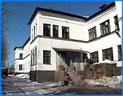 ></p><p class=c_tn>15 марта областные власти провели презентацию Центра социальной адаптации для лиц без определенного места жительства. Он открыт на базе бывшего приемника-распределителя областного УВД. К открытию центра власти шли больше года. Но и сегодня он пущен не в полном объеме - пока здесь могут предложить лишь санобработку, ночлег и элементарные бытовые услуги. Дело в том, что обещанные федеральным центром деньги так и не поступили. Ремонт здания, обустройство велись на скудные средства областного бюджета, и даже сейчас перед строителями остались долги. По словам чиновников, свои обязательства бюджет намерен нести и впредь. В работу учреждения втянуты несколько ведомств: соцзащита, департамент занятости, УИН и даже госуниверситет. Однако выполнение той социальной миссии, ради которой задуман центр, будет нелегким.</p><p class=c_tn>Когда-то здесь была инфекционная больница, затем - детская лечебница, наконец, приемник-распределитель. Начинка  менялась, форма - нет. Сегодня это здание все еще полуфабрикат. Надо, говорят власти, наполнить его хорошим содержанием. Вот-вот здесь должны подключить горячую воду и центр начнет принимать первых посетителей. Коротать ночи позволят на чистом белье: железные кровати аккуратно застелены. Привычку к чистоте людям с улицы будут прививать всеми способами.  </p><p class=c_tn>«Для этого у нас здесь будут сотрудники дежурить, круглосуточная работа намечена, охранное агентство привлечено. Так что мы постараемся не допустить порчи имущества и чтобы эти наши комнаты в хорошем состоянии содержались», - говорит директор приюта Павел Павлыш.</p><p class=c_tn>Штат сотрудников почти укомплектован - нет разве что психологов. Здешних специалистов спешно обучали навыкам социальной работы. К своей миссии они готовы, но все же робеют в ожидании первых клиентов. Говорят: нам и самим потребуется курс адаптации. Ведь слишком сложен контингент, с которым придется иметь дело. </p><p class=c_tn>Двадцать пять коек и душевые внизу - это лишь задел, так называемая первая очередь. Со временем обещают открыть стационар, отделение временного пребывания и даже социальную гостиницу. Точных сроков не называют. </p><p class=c_tn>Второй этаж - пока зона икс, где робко пробиваются зачатки будущих жилых помещений. Любопытная метаморфоза: социальную гостиницу на двадцать пять мест откроют буквально на останках тюрьмы. Здесь еще витают призраки силы и власти над человеческой волей. Но в стенах уже пробиты бреши, и оттуда светит солнце, оттуда веет иной жизнью.</p><p class=c_tn>Тюрьма стала строительной площадкой. Правда, крохотные оконца пока еще забраны решетками, а в помещениях царит разруха. Но здание все равно  меняется - время собирать камни. Сегодня чиновники признавались: организовать ночлег для бомжей - не самоцель, нужно менять мышление этих людей. Однако уточнили: принудительно сюда никого доставлять не будут.  </p><p class=c_av>Дмитрий Попов</p>
	
		<div class=