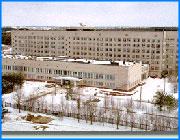 ></p><p class=c_tn>Одним из основателей современной законодательной власти в регионе был сегодня назван главврач областной больницы Николай Коротков. Он был депутатом Законодательного собрания области, а сейчас - депутат городской Думы. Николаю Ильичу исполнилось 65 лет. На пенсию он не собирается. Почетный гражданин города, заслуженный врач Российской Федерации, педагог и ученый - все регалии Николая Короткова были названы сегодня на собрании по случаю юбилея. Приехали коллеги-медики и коллеги-депутаты, приехали руководители области. Поздравили, вручили подарки. А дальше - надо работать, лечить людей. Средств на лечение недостает. На диагностику тоже. В больнице с октября не работает компьютерный рентгеновский томограф. Вышла из строя рентгеновская трубка. Для ремонта нужны 75 тысяч евро. Визитеры-поздравители - удобный случай попросить о подмоге. </p><p class=c_tn>На самом деле, Соматом иногда поддается уговорам и немножко работает. </p><p class=c_tn>«Он может работать в щадящем режиме - одного-двух больных экстренных мы иногда принимаем. Если аппарат позволяет это делать, не отключается. Но это все до разу. Может даже на середине обследования остановиться - и результата никакого», - говорит главный рентгенолог области Николай Нагорный.</p><p class=c_tn>Соматом уже простаивал два года назад - по той же причине. Аппарат устарел. Теперь таких не ставят не только на Западе - даже в Москве. На смену пришла новая техника - спиральные и мультиспиральные аппараты. Один из выходов - посылать больных в онкодиспансер. Но и тамошний  томограф выдержал замену трубки, и не работает в полную силу. В области только два таких аппарата - и оба уже не годятся. </p><p class=c_tn>Менять надо и ангиографический комплекс, и еще один томограф - магнито-резонансный. Больше на нем  работать нельзя, но технику подновляют и ремонтируют, и принимают больных, пока хоть как-то работает. Персонал целый день не снимает защитные фартуки. Но ремонтировать дороже, чем купить новые аппараты. В онкодиспансере пытались выходить из положения с помощью немецких коллег. Те бесплатно привозили бывшую в эксплуатации технику. Но недавно облздрав запретил ввозить медоборудование секонд-хенд. Оно не сертифицировано в России, и порой бывает некомплектным. Остается надеяться на бюджетные ассигнования, хотя вера в такие вливания - сугубо иррационального свойства. </p><p class=c_av>Василий Когаловский</p>
	
		<div class=