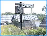 ></p><p class=c_tn>82 старинные иконы бесследно исчезли из музея холуйского искусства лаковой миниатюры. Их ищут милиция, ФСБ и ревизионная комиссия управления культуры. Между тем выясняется, что в Холуе не было условий для хранения раритетов, а их учет велся ненадлежащим образом.  Исчезновение икон  обнаружили сами сотрудники музея и пригласили милицию. Та следов взлома не обнаружила и ведет проверку, на основании которой может быть возбуждено уголовное дело. У сотрудников музея берут показания. По неподтвержденной пока информации, для бесед с музейщиками сотрудники правоохранительных органов доставили в район так называемые детекторы лжи. Официальные пояснения отсутствуют, а среди жителей Холуя циркулируют три версии случившегося. Согласно первой, иконы могли быть тайно вынесены из хранилища в течение нескольких месяцев. По второй, образа пропали во время перевозки в Иваново. Недавно управление культуры решило вывезти из Холуя 700 наиболее ценных икон из музея, поскольку условий для их хранения здесь не было. Вывоз был проведен спешно, поэтому, при отсутствии  должного контроля, среди вывезенных могли оказаться и восемьдесят две лишних иконных доски. Однако, по другим данным, музейщики при вывозе сверяли каждую икону с учетными данными. Третья версия - старинные произведения никуда не делись и находятся в музее, а все случившееся - результат крайне небрежного учета и полного хаоса в описях. Часть  икон якобы уже найдена. Обеспокоенность в Холуе вызывает и сохранность вывезенных в Иваново икон. Они долго хранились нераспакованными в ящиках, в изменившихся условиях температуры и влажности, причем иконные доски тесно соприкасались друг с другом. Это уже сказалось на их сохранности.</p><p class=c_av>Василий Когаловский</p>
	
		<div class=