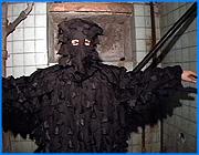></p><p class=c_tn>Профессор текстильной Академии Валерий Веселов изобрел ткань-невидимку. В тандеме с другими учеными он разработал специальное напыление на ткань, которое позволяет бойцам оставаться незаметными в приборах ночного видения. Опытный образец был испытан в одном из военных институтов. И вот теперь чудо  - ткань прошла испытания в отряде милиции особого назначения. Шесть месяцев совместной работы профессора Веселова с учеными из химико-технологического университета. И вот результат  - боец остается  незаметным в прицелах ночного видения, реагирующих на тепловое излучение объекта. Ученый считает, что его разработка могла бы спасти жизнь многим русским солдатам. Но пока изобретение остается на уровне опытного образца, - на доработку нет денег. Хотя возможности усовершенствования изделия почти неограниченны.</p><p class=c_tn>«Можно соединить технологию невидимости, с другими технологиями - с водоотталкиванием, огнестойкостью и с другими опасными явлениями, в которых может оказаться боец, особенно спецназа», - мечтает профессор.</p><p class=c_tn>Несмотря на положительные результаты испытаний в военном институте, ученый не скрывал, что хотелось бы знать мнение действующих бойцов. Отряд милиции специального назначения. Профессиональный разговор. Веселов объясняет специалистам принцип действия ткани-невидимки. Ученый заметно волнуется, - ведь он впервые встречается с теми, для кого разрабатывалась ткань. Эксперимент длится несколько минут. У спецназовцев такого костюма в арсенале пока нет.</p><p class=c_tn>«Это, несомненно, подспорье. Но есть двойственное впечатление. На плоскости, где не открытая местность, а рядом предметы, объект размывается...», - поделился мнением о результатах эксперимента сотрудник ОМСН УВД  области Андрей Бобров.</p><p class=c_tn>Уже позже профессор Веселов скажет, что эти испытания для него были очень важны. Ведь теперь понятно, что время потрачено не зря, и работу можно продолжать. Тем более, что бойцы спецназа пообещали взять костюм на испытания в Чечню.</p><p class=c_av> Андрей Кузьмичев</p>
	
		<div class=