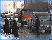 ></p><p class=c_tn>Ситуация с аварийностью на дорогах губернии достигла пиковых отметок. При этом каждое седьмое ДТП в области происходит  с участием пассажироперевозчиков. По итогам марта рост таких происшествий составил 250 процентов. В результате Ивановская область  вышла в лидеры ЦФО по этим показателям - таковы цифры статистики. Чтобы понять причины происходящего, сотрудники транспортной инспекции и областного ГАИ пригласили на круглый стол предпринимателей, осуществляющих пассажирские и другие виды перевозок. В зале только легальные перевозчики - те, у кого с властями заключен договор на эту деятельность. После целого часа статистических выкладок организаторам встречи все-таки удается вывести приглашенных на диалог. Корень проблемы в человеческом факторе, в этом сходятся и сотрудники надзорных органов и сами предприниматели. Увы, во главе угла стоит рубль, а не требования безопасности. Рынок прибыльный, число «Газелей» в Иванове резко выросло - только в марте более чем на 400  единиц. Достаточной обучающей базы нет - приличный автодром и тот один на все Иваново. Развелась масса частных автоклубов, где музыку заказывает тот, кто платит. В итоге хорошего водителя днем с огнем не сыщешь. У большинства стаж - не больше года. Но и те, что есть, долго не задерживаются - ищут хозяев посговорчивее и пощедрее.</p><p class=c_tn>«Обозначали мы уже эту проблему - необходимость создания базы данных профессионально-деловых для водительского состава, где вы могли бы узнать, кого вы к себе берете на работу. До сего времени ничего не создано», - посетовал начальник отдела областной транспортной инспекции Владимир Краев.</p><p class=c_tn>Отсюда аварии, отсюда недостаток культуры, отсюда жалобы пассажиров. Предприниматели парируют: постоянно запрашиваем такие данные в ГАИ, но в ответ слышим: пиши заявление, приходи через десять дней. За десять дней он у меня передавит всех пассажиров, всех пешеходов, а я буду ждать эту бумажку. Зачем нам эта бюрократия?</p><p class=c_tn>Другой момент, на который указали организаторы встречи. Сегодня этот вид предпринимательства стал общедоступным. Любой человек, будь то повар, слесарь или педагог может осуществлять перевозки, пройдя всего лишь 82-х часовой ликбез. Между тем в Германии, чтобы стать предпринимателем на транспорте, нужно готовиться три года, а в США все четыре. Может быть, поэтому многие цифры статистики  для маршрутчиков стали откровением. Они сожалеют, что не увидели на встрече еще одно ключевое лицо - представителей городской власти. Говорят: хороших водителей нет и мы не найдем их, если не изменится сложившееся положение вещей: когда на перевозки официально с властями заключено чуть больше трехсот договоров, а по Иванову бегают тысяча с лишним маршруток. Кто это должен контролировать?</p><p class=c_tn>«Если бы работало столько, сколько заключено договоров, тогда не было бы такой аварийности, культура обслуживания была бы и водители бы высокопрофессиональные. Потому что они бы от нас не убегали, им некуда было бы убегать. Чем больше у нас требований - они нас бросают и уходят к тем предпринимателям, которые с них ничего не требуют, кроме выручки», считает частный предприниматель Ирина Легеннченко.</p><p class=c_tn>Но, похоже, полного взаимопонимания нет и между самим предпринимателями. Сейчас они расколоты на несколько ассоциаций, и каждая самостоятельно пытается выработать какие-то подходы к тому, КАК и ЗАЧЕМ перевозить. После окончания официальной части, скучковавшись у выхода, маршрутчики стали разговорчивее. Правда, своими проблемами с журналистами  они по-прежнему делятся неохотно, уступая это право чиновникам и силовикам. Видимо, поэтому до сих пор и проигрывают в глазах потребителей. </p><p class=c_av>Дмитрий Попов</p>
	
		<div class=