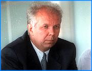 ></p><p class=c_tn>В последние дни в некоторых электронных СМИ стали появляться сенсационные информации. В них уверенно сообщалось, что глава администрации Ивановской области В. Тихонов на готовящемся в июле этого года съезде КПРФ будет избран на один из самых главных партийных постов – то ли председателя российской Компартии, то ли лидера Народно-патриотического союза России. Поэтому в июле он добровольно уйдет в отставку и уедет в Москву, а в октябре пройдут досрочные губернаторские выборы. <b>Ситуацию комментирует губернатор Ивановской области Владимир ТИХОНОВ.</b></p><p class=c_tn>- Могу сказать только одно: это очередная инсинуация средств массовой информации. Во-первых, вопрос по блоку НПСР – и это известно точно - будет рассматриваться в конце текущего года, следовательно, на июльском съезде КПРФ никаких конкретных предложений по должности руководителя НПСР быть не может. Во-вторых, по традиции, которая сложилась  на сегодняшний день, Компартия Российской Федерации является основной составляющей силой блока народно-патриотических сил, поскольку без КПРФ патриотический блок в принципе существовать не может, без КПРФ он никогда не добьется успеха ни на каких выборах. Поэтому, повторюсь, вопрос об НПСР и о его руководстве будет специально рассмотрен на заседании Координационного совета Союза  в конце года, где и пойдет речь о том, по-прежнему ли пост лидера НПСР будет совмещен с постом председателя КПРФ или это будут два различных поста. </p><p class=c_tn>Что же касается слухов о сделанных мне предложениях  и уже даже якобы решенном вопросе о моем переходе на постоянную работу в ЦК КПРФ, то и здесь мой комментарий будет коротким. Во-первых, предложения могут поступать от кого угодно, когда угодно и любые. Но это отнюдь не значит, что они носят юридический характер. Во-вторых, сегодня в КПРФ, действительно, есть определенная группа людей, в том числе и ряд членов ЦК, которые не прощают те ошибки, которые были допущены Президиумом ЦК и лидером партии Г. Зюгановым в ходе подготовки к выборам в Государственную Думу и проведения президентских выборов. Но это не значит, что предлагаемые ими решительные перестановки в партийном руководстве будут поддержаны предстоящим в июле съездом партии. В третьих, решение о руководителе КПРФ тоже будет принимать съезд, и надо ли сегодня, за несколько месяцев до его проведения, столь категорично предсказывать его итоги. И, наконец, четвертое. Я уже неоднократно в своих интервью средствам массовой информации говорил: я своих решений не меняю, и уж если пошел три с лишним года назад на выборы губернатора Ивановской области, то буду исполнять свои обязанности до конца установленного срока. Вынужден еще раз подтвердить неоднократно сказанное: до истечения этого срока я никуда из Ивановской области уезжать не собираюсь, и поэтому губернаторские выборы пройдут в точно определенные законом год и месяц. Очень сожалею, что нетерпеливые и падкие на сенсации СМИ вновь раскручивают фальшивую тему моего досрочного ухода с поста главы областной администрации. Точно также сожалею, что некоторые политики явно делают фальстарт, обсуждая свое участие или неучастие в досрочных губернаторских выборах, «назначенных» все теми же СМИ на октябрь нынешнего года. Хотел бы напомнить им любимое изречение деда в буденовке из замечательного фильма «Свадьба в Малиновке»? «Сколько раз говорил – не торопись!»</p><p class=c_av>Пресс-центр обл.адм.</p>
	
		<div class=