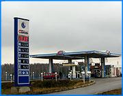 ></p><p class=c_tn>Новый скачок цен на АЗС Славнефти, которая диктует ценовую политику на ивановском рынке нефтепродуктов.  Сразу на 70 копеек подорожал бензин популярной марки АИ-92. Еще недавно литр этого топлива стоил 10 рублей 30 копеек. Ощутимо подорожал бензин и на заправках других нефтяных компаний. Так существенно цены не поднимались больше полугода. Последний раз - сразу на 50 копеек - в августе. В ярославском офисе Славнефти, которому подчиняется ивановское представительство компании, корреспонденту IvanovoNews сообщили, что рост цен происходит по всей стране и связан с дефицитом нефти на внутреннем рынке - идут активные поставки сырья на экспорт, отчего и повышаются оптовые цены на продукт и, соответственно, отпускная цена в розницу. Между тем, слухи о возможном скачке цен муссировались еще две недели назад, однако местные перепродавцы их всячески опровергали. Заметно подорожало топливо и на других АЗС. Литр 92-го у Тюменской нефтяной компании (ТНК) стоит теперь уже не 10 рублей, а 10.80, у Лукойла – 10.70 вместо прежних тех же 10 рублей.</p><p class=c_tn>Кстати, цены выросли не только на бензин, но и на дизельное топливо.</p><p class=c_tn></p><p class=c_tn>Цена бензина в Иванове, таким образом, практически сравнялась с заокеанской. Стоимость самой ходовой марки бензина в США сейчас составляет в переводе в российские дензнаки 13 рублей за литр. Российский аналог – Аи-95 – на ивановских заправках «Славнефти» теперь подорожал до 12 рублей 50 копеек.</p><p class=c_tn>Между тем практически всю потребляемую нефть Соединенные Штаты поставляют из-за океана, а уровень зарплат американских рабочих на заводах по производству бензина многократно превышает жалование их российских коллег.</p><p class=c_tn></p><p class=c_tn>При этом сами американцы считают свой бензин недопустимо дорогим. Экономические эксперты отмечают, что цена бензина самая высокая за последние годы и это может нанести серьезный ущерб экономике США. А политические наблюдатели называют высокие цены на бензин наряду с войной в Ираке главными причинами снижения популярности нынешнего президента Буша.</p><p class=c_av>Д.Попов</p>
	
		<div class=