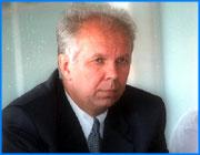 ></p><p class=c_tn>Жесткой критике подверг работу правоохранительных органов и прокуратуры губернатор Ивановской области. Тихонов фактически обвинил их в бездействии. Резкое выступление губернского главы звучало 27 апреля на расширенном совещании с участием представителей всех ветвей местной власти. Здесь обсуждали ситуацию с преступностью в регионе. На прошлогоднем таком совещании Тихонов избрал главной темой кражи и угоны автотранспорта, уверял, что остановить волну таких преступлений - чуть ли не дело чести. На этот раз красная нить другая - хищения леса. Тихонов говорит, что ему до сих пор не ясно, что мешает навести порядок в этой сфере. Со станций продолжают отгружать тысячи кубометров ворованного леса, а УВД бездействует. </p><p class=c_tn>«Это ненормально, когда в местечке Сосны, Ломы пилят лес, имея якобы на это лесопорубочный билет. Когда люди, которые видят, что идут незаконные порубки, звонят в органы внутренних дел, то там начинают разбираться не с теми, кто вырубает лес, а с  тем, кто звонит», - говорит Владимир Тихонов.</p><p class=c_tn>Еще одна мишень для губернатора - работа надзорных органов. По его мысли, прокуратура в последнее время занялась политическими вопросами, а не своими прямыми обязанностями. Под политикой Тихонов, вероятно, имеет в виду следственные действия вокруг своей квартиры и ситуацию на минувших выборах, когда оспаривая решения избиркомов, прокуратура, как считает Тихонов, защищала интересы кандидатов от Единой России. Вслух, правда, об этом он не говорил. Чтобы не быть совсем голословным, глава области решил попенять прокуратуре целым рядом громких преступлений.  Во-первых, его никто до сих пор не убедил, что гибель помощника мэра по связям с УВД Цветнова - несчастный случай. И далее по списку: убийство предпринимателя Жуковского, покушение на депутата Максимовского и другие - ни по одному их этих дел нет подвижек. </p><p class=c_tn>«Мне до сих пор непонятно, почему тянется расследование по делу, связанному с незаконной продажей КАМАЗов, которые составляли мобилизационный резерв в одной из воинских частей и часть из которых, по нашей информации, оказалась в числе взрывающихся КАМАЗов в Чечне», - продолжал губернатор.</p><p class=c_tn>До сих пор прокурор области Кабалоев внимательно слушал, видимо, мысленно готовя сценарий отпора. А когда дали слово, решил опираться только на цифры статистики. Демарш таков: нет ни одного показателя, по которому работа местных органов прокуратуры ухудшилась бы. Да, есть недостатки, есть над чем работать. По хищениям леса - упрек справедливый, признал докладчик. С резонансными преступлениями все не так просто. По делу Жуковского есть перспективы, в этом Кабалоев заверил, как человек, сам прежде занимавшийся следственной работой.</p><p class=c_tn>«Результат там вполне возможен. Не надо забывать, что дело по ограблению банка в Фурманове было раскрыто через восемь лет. Это не повод для самоуспокоенности - будут результаты», - пообещал прокурор.</p><p class=c_tn>Между тем ни о политическом, ни о каком-то ином противостоянии между первым лицом области и прокуратурой вряд ли можно говорить. Слишком много зависит и от той и от другой стороны. Именно поэтому сегодня много говорили о координации и сотрудничестве разных органов и подразделений, результатом которых должно стать ощутимое снижение уровня преступности в регионе.  </p><p class=c_av>Дмитрий Попов</p>
	
		<div class=