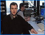 ></p><p class=c_tn>За последние десять лет страна стала другой и теперь уже понятно, что обратного пути нет. Изменились все мы.  Те, кто остался на этой земле пытаются понять - в какой стране мы живем, для чего живем. И все эти годы телевизионные журналисты вместе со страной  росли, наблюдали и говорили с людьми. Надеюсь, что говорили честно. Рассказать за десять минут обо всем, что накопилось в архивах - телекомпаний и личных, невозможно. Поэтому этот фильм о людях, которые до сих не нашли свою родину, свою страну. О том, как люди пытаются убежать от реальности.</p><p class=c_tn>***</p><p class=c_tn><b>Баба Аня</b></p><p class=c_tn>Баба Аня в деревне Озерки, что в Савинском районе, знаменитость. Про нее написали в районной газете. Старушка не захотела обменивать советский паспорт на новый российский. Ей не нравится причудливая птица, непонятно зачем изображенная с двумя головами.  Этими крамольными мыслями баба Аня изрядно напугала работников районного паспортного стола, а еще больше местную управу. При выяснении сути инцидента, оказалось, что дело запутанное - паспорт баба Аня не захотела обменивать по идеологическим соображениям, но готова его обменять, если ей, вдруг, перестанут выдавать пенсию. А такие намеки были. Баба Аня новую Россию за отчизну признавать отказывается и утверждает, что ее настоящая жизнь прошла в другом государстве – Союзе Советских Социалистических Республик. Там родила детей и похоронила мужа, который погиб на войне; там пахала и сеяла за трудодни; там жила по-настоящему – знала зачем, была цель. Дети уехали, родственников нет, осталась одна – вот только паспорт с серпом и молотом…</p><p class=c_tn><b><i>- Вот достану его и смотрю на него,  - кормилец ты мой, как серпом – то мы жали, как молотом – то дрова кололи….</i></b></p><p class=c_tn>***</p><p class=c_tn><b>Наивный художник</b></p><p class=c_tn>Павел Леонов никогда не встречался с бабой Аней, хотя живут друг от друга в нескольких верстах. Впрочем, этот человек не выезжал из своей деревни уже много лет. Живет не скромно и не бедно, - живет страшно. В его доме нет пола, почти нет мебели, многолетняя паутина, немытая посуда, - воздух пропитан старостью и безумием. Рядом с Павлом Леоновым женщина – его жена Зина. Когда мы снимали этот репортаж, она была тяжело больна и гостей обычно встречала истошными криками. Павел Алексеевич грозился разбить супруге морду  и объяснял, что Зина опасается за сохранность работ Павла Алексеевича. Полотна разбросаны по углам, - это лучшее, что бывает в наивном искусстве. Ведь Павел Алексеевич Леонов – классик  жанра. Его картины продаются на всемирно известных аукционах за десятки тысяч долларов и выставлены в лучших музеях Европы и Америки. Сам мастер за одну работу получает от перекупщиков, если повезет, не больше тысячи рублей и честно признается, что уже давно работает поточным методом на потребу невидимому коллекционеру.</p><p class=c_tn><b><i> - Если бы я рисовал, как Дали, так я бы с голоду помер. А так - картин десять-двенадцать и, так сказать, вот наивное искусство.</i></b></p><p class=c_tn>Но несмотря ни на что Павел Алексеевич остается великим  художником. Ведь ему удалось нанести на полотно Великую Родину -  СССР. Об этом много лет назад художник рассказал одному из искусствоведческих журналов. О том, что страны той больше нет, он догадывается только по новым дензнакам да паспорту. В доме у художника нет ни радио, ни телевизора. На улицу выходит очень редко – не позволяет болезнь.</p><p class=c_tn></p><p class=c_tn>***</p><p class=c_tn><b>Отшельник</b></p><p class=c_tn>В это время в городе люди задыхались от свободы и не знали что с ней делать. Кто-то положил жизнь на митинги протеста и демонстрации. Другие боролись с системой, - тщетно, но с чувством собственного удовлетворения. Третьи молчали и не верили.  Для многих жизнь теряла смысл и они уходили. По статданным только в 2003 почти пятьсот человек покончили жизнь самоубийством.</p><p class=c_tn>Валерий Мутовкин осуществил мечту миллионов. Он бывший московский таксист. У него когда-то были лучшие голуби в столице. Была семья. А он запутался в пореформенное время. Пошел по стране и потерял сам себя. Нашел семь лет назад, когда оказался в Ильинском районе. </p><p class=c_tn>Дорогу к зимовке ильинского отшельника знают только два человека. Глава сельской администрации Галина Васильевна,  - ей по должности положено знать всех местных. И старожил Борис Иванович. Он с бирюком иногда ходит по грибы - ягоды, да изредка рыбачат вместе. Борис Иванович часто спрашивал Валеру - зачем человеку жить в лесу ?! Тот долго отмалчивался, но потом все-таки сказал: - Свободы захотелось. Здесь, в глухом лесу, его земля обетованная. Стыдливо пряча прокопченные дымом руки, рассказывает, что только здесь узнал, что такое настоящая вольница. Если вдруг скучно стало, то он может позволить себе четвертинку -другую. В лесу он никому ничего должен.  Лучшие друзья  - птицы и змеи.</p><p class=c_tn><b><i>- Вот, например, изжога у вас. Поймал птицу, подержал в руках и выпустил...все как рукой сняло... От ужей, змей бывает информация. Зашевелится, выпустит рогатку свою. Значит - время рыбачить...И вы знаете, какой клев идет, о-о-о, вот какой! Странно это все, непонятно...</i></b></p><p class=c_tn>***</p><p class=c_tn><b>Изобретатель Perpetum mobile</b></p><p class=c_tn>И действительно, в начале двадцать первого века сложно понять, как возможно, чтобы так много людей жили в полной нищете, когда только в Иванове больше ста тысяч автомобилей, когда торговых центров десятки, особняков наросло, как в грибной сезон. На одной из встреч губернатора Владимира Тихонова с профсоюзами, глава  текстильщиков из Шуи, видимо, устав, слушать доклад главного менеджера о достижениях области, почти прокричала правду об этой жизни. Владимир Ильич был растерян, он не знал что ответить этой женщине.</p><p class=c_tn>Ивановский пенсионер Владимир Андреевич Гильчук на протяжении последних лет пытается изобрести вечный двигатель. С учеными, которые убеждают мир, что это невозможно, категорически не согласен. Надо, говорит, эту пагубную теорию разрушить.</p><p class=c_tn><b><i> Теорию разрушить, что эта идея утопична. Не согласен, не согласен я!</i></b></p><p class=c_tn>Показывает чертежи последней своей разработки - гравитационного двигателя. По мысли автора он должен работать автономно и будет вырабатывать до десяти киловатт электроэнергии. Денег  на рабочую модель, у пенсионера, конечно нет. Изобретатель сетует, что на авантюру идет. Недоработок множество, да и деталей некоторых не хватает. Говорит, что сейчас только принцип работы можно будет посмотреть. И ругает на чем свет стоит, ученых, которые никак не могут поверить в чудо!!!</p><p class=c_tn><b><i>- Много умников всяких. Ничего занимаются этим уже пятьсот лет и будут заниматься. </i></b></p><p class=c_tn>Модель гравитационного двигателя напоминает гильотину. Приговор науке или изобретателю. Впрочем, уже всем, кроме изобретателя понятно, что работать она не будет. </p><p class=c_tn>Знакомые относятся к идеям Владимира Андреевича по-разному. Некоторые считают его большим оригиналом. Другие желают успехов, но все равно мало верят в успех. Между тем, казалось бы утопичная идея создания вечного двигателя, запатентована в федеральном бюро. То есть на теоретическом уровне такая мысль допустима, а значит, нет предела совершенству. И жизнь продолжается.</p><p class=c_av>Андрей Кузьмичев</p>
	
		<div class=
