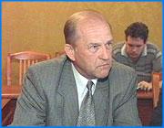 ></p><p class=c_tn>Мэр Иванова встретился с жителями микрорайонов Ленинский путь и Минеево. Взаимные обвинения, перерастающие в оскорбления, становятся приметами таких встреч властей и горожан. Эта встреча не стала  исключением  - скандал разразился и в этот раз. Большинство собравшихся - пенсионеры. Первый вопрос - о горячей воде в летний период. Власти уже по традиции не обещают стабильности в этом вопросе.</p><p class=c_tn>«Мы согласовали с «Ивэнерго» график погашения образовавшейся текущей задолженности за отопительный сезон до 1 июля. То есть наличие долгов оно всегда дает возможность при любом сбое в платежах поставить вопрос о приостановлении подачи горячей воды. Я не хочу от вас этого скрывать», - сообщил Александр Грошев.</p><p class=c_tn>Жители сетуют на старые трубы и протекающие крыши. По словам мэра, кровли можно было бы отремонтировать. Но задолженность населения, говорит Грошев, около 200 миллионов рублей. Начальник МПЖХ Владимир Шумков берет удар на себя и признается, что и в его ведомстве не все в порядке: «Есть у нас работники, которые могут схалтурить. Как есть и в каждом другом предприятии. Поэтому мы контролируем ситуацию». </p><p class=c_tn>Зачастую мирный разговор главы города и жителей переходил на повышенные тона. Призывы соблюдать тишину ситуацию не спасали. Пенсионеры обвиняли мэра в некомпетентности. Грошев по возможности защищался: если вы хамить пришли, то вон отсюда.</p><p class=c_tn>По словам чиновников, в неблагоустроенности частного сектора,  жители  виноваты сами. Устраивают стихийные свалки, срезают провода электропередач. Разворовывают урны и другие вещественные признаки благоустройства. Одни начали покидать зал. Другие, между тем, продолжали засыпать чиновников вопросами, больше частного характера. Когда еще представится возможность пообщаться лицом к лицу с властью.</p><p class=c_tn>Кстати, теперь сообщить о коммунальных проблемах можно лично руководству МПЖХ. По словам Владимира Шумкова, каждую пятницу с 12:30  в течение часа на предприятии действует горячая линия. На звонки жителей отвечают лично начальник МПЖХ и главный инженер. Телефон горячей линии 30-14-51.</p><p class=c_av> Олеся Чирко</p>
	
		<div class=