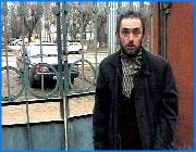 ></p><p class=c_tn>Культурная жизнь в Иванове - митинг, пикет, собрание общественности, лига защиты культуры и комитет по спасению ивановской культуры. Здесь, если и увидишь местных политиков, знаешь - эти двое-трое пришли посмотреть, послушать. Спасением культуры занимаются профессора, писатели, художники, музыканты. Почему спасать - и от кого? И почему такая борьба развернулась именно вокруг музеев? Нас интересуют истоки, побудительные мотивы, которые запустили эту машину.</p><p class=c_tn>***</p><p class=c_tn>Скульптор и художник Валерий Бахарев показывает символические медные клинья - в  деревянном бюсте - скульптурном портрете Дмитрия Бурылина - основателя ивановского музея, который подарил свое детище городу и подвергся преследованиям власти. </p><p class=c_tn><b>Валерий Бахарев</b>: «Я б не подарил. Потому что потомки -  часть чиновничества, которое сейчас расползлось фантастически, - они недостойны этого. Заметьте, в советское время было их в комитет по культуре шесть человек плюс бухгалтерия. Сейчас это трехэтажное здание. Пожалуйста, музей 20 века там можно сделать прекрасный». </p><p class=c_tn></p><p class=c_tn><b>Начальник управления культуры администрации Ивановской области Вера Добролюбова</b>: «Как мы видим развитие музеев области? Какова наша политика и позиция в данном вопросе? Первое. По совершенствованию нормативно-правовых документов областных музеев. За последние два года проведена большая работа по созданию правовой базы работы музеев». </p><p class=c_tn><b>Директор Ивановского областного художественного музея Людмила Воловенская</b>: «Следующий съезд музеев, который произойдет в мае этого года, будет проходить под лозунгом Памятники-музеи-приватизация. Вы чувствуете, в названии уже заложена проблема. И заложена определенная парадигма. Пока это делается очень тихо, осторожно. Но что будет через год-два?» </p><p class=c_tn>***</p><p class=c_tn>Новая политика в культурной сфере области началась с приходом красного губернатора. Воссоздаются музей Первого совета, фестиваль Красная гвоздика, музеи Фурманова и Фрунзе, вспомнили и об унылых революционных диорамах. Самостоятельна ли политика управления культуры?</p><p class=c_tn><b>Художник Валерий Бахарев</b>: «О чем вы говорите, какая самостоятельная политика! Тут абсолютное непонимание вопроса в угоду коммунистической идеологии - все, больше ничего. Кто возглавляет эту коммунистическую идеологию, всем известно. …Там, наверное, подспудно зреют какие-то другие ценности. Но не духовные. Материальные.» </p><p class=c_tn><b>Директор Ивановского областного художественного музея Людмила Воловенская</b>: «За этим стоят какие-то теневые цели администрации. Это безусловно - мы живем в таком изменчивом мире. В последнее время все настойчивее звучат предложения приватизации памятников. И уже поговаривают о приватизации музеев. Поэтому я думаю, что информацией владеют именно верхние эшелоны. И поэтому все реорганизации музейные - я не думаю, что они случайные. Другое дело, что они бестолковые».  </p><p class=c_tn><b>Художник Валерий Бахарев</b>: «Это не просто из одного кармана переложить в другой карман, а переложить из одного кармана в дырявый карман».  </p><p class=c_tn><b>Певица Марина Князева</b>: «Структура их модели - это жесткая вертикаль. Жесткой вертикали в управленческих моделях в мире уже нет. Но они это даже не прикрывают ничем. Никаким камуфляжем, никакими веточками. Они это не муссируют, потому что они даже не знают, что вертикальная модель в мире  уже давно умерла».  </p><p class=c_tn>***</p><p class=c_tn>Жесткая модель - это безгласность и закрытость, отсутствие информации. Это ширма, за которой можно скрыть что угодно. Или попытаться скрыть. Зато не скрываются - подчеркиваются - личные отношения, как двигатель перемен. </p><p class=c_tn><b>Певица Марина Князева</b>: «У власти существует он и она - совершенно не тайна ни для кого, что это абсолютно семейственные отношения». </p><p class=c_tn><b>Художник Валерий Бахарев</b>: «Один влюблен - другой объект влюбленности. Все, больше ничего. Мне нравится эта мысль». </p><p class=c_tn><b>Сотрудница областного Художественного музея Елена Толстопятова</b>: «Лично мне в управление культуры  обращаться по каким-то профессиональным вопросам  нет смысла, потому что я не вижу людей, которые могли бы мне в чем-то помочь, что-то подсказать. Т.е. в общем-то управления-то не получается». </p><p class=c_tn></p><p class=c_tn>***</p><p class=c_tn><b>Художник Валерий Бахарев</b>: «Чиновник должен быть на службе общественности. Он должен мне служить. Вера Геннадьевна должна служить мне. Не быть у меня на посылках, но служить мне. Я это четко знаю». </p><p class=c_tn><b>Певица Марина Князева</b>: «Мы слышим, как они предъявляют  и демонстрируют список своих регалий. Постоянно предъявляют список своих регалий. Все это говорит о личностях, которые не уверены по большому счету в своей образованности. И которые по большому счету не уверены в том, то их принимает аудитория». </p><p class=c_tn>Очевидцы рассказывают, что губернатора, который на открытии фестиваля в очередной раз превозносил начальницу управления культуры, публика просто ошикала и захлопала. В программке фестиваля написано - Вера Добролюбова - первая и единственная певица и России, победившая на одном из самых престижных мировых конкурсов - это конкурс королевы Елизаветы Бельгийской в Брюсселе. Достаточно зайти на интернет-сайт конкурса, чтобы прочесть - на самом деле победительница заняла восьмое место. На этот сайт заходили уже многие ивановцы. Вот и неуверенность - и попытки преодолеть ее любой ценой - чтобы самоутвердиться. </p><p class=c_tn><b>Певица Марина Князева</b>: «Ее можно сравнить... Личные качества можно сравнить с тестом, которое только что затеяли. Насеяли муку, накололи яиц, только что внесли ингредиенты. И их еще не перемешали. Т.е. наряду с отличными качествами там присутствует огромное поле невызревших качеств. Одно совершенно непременное качество - это выдающееся самолюбие». </p><p class=c_tn>По депутатскому запросу Татьяны Яковлевой в Иваново приехала комиссия Минкульта. Нет,-  оказывается, об этом ее просило ивановское управление культуры. </p><p class=c_tn><b>Начальник управления культуры администрации Ивановской области Вера Добролюбова</b>: «И в этом году Анна Сергеевна дала согласие приехать - и я только хочу сказать об одном: в документах везде звучит, что была комиссия. Подчеркиваю, визит специалистов Министерства культуры РФ носил консультационный и рекомендательный характер». </p><p class=c_tn><b>Директор Ивановского областного художественного музея Людмила Воловенская</b>: «Мы уже добились комиссии по культуре. Если бы Вера Геннадьевна еще в январе услышала, что будет комиссия по культуре при ЗС, она бы очень удивилась. А сейчас она принимает эти правила игры. И, я думаю, они будут срабатывать у нас». </p><p class=c_tn><b>Певица Марина Князева</b>: «Культура дается человеку, чтобы жить по закону совести. Не имеет никакого отношения наша правящая верхушка к культуре». </p><p class=c_tn><b>Художник Валерий Бахарев</b>: «Полумиллионный город один-единственный человек терроризирует. Культурно, правда, терроризирует. Культурный террорист - такого сочетания нигде, ни во Франции, ни в Америке, ни в Израиле, может быть, - культурно терроризирует, и никто ничего с этим не может сделать».</p><p class=c_tn><b>Директор Ивановского областного художественного музея Людмила Воловенская</b>: «Даже если это будет нашим поражением, это не будет победой власти - это однозначно. Это будет поражением власти». </p><p class=c_tn><b>Художник Валерий Бахарев</b>: «Процесс так накипел. Я вам гарантирую - посетите любую библиотеку, любое училище - все эти слова не на экране, а закулисно еще интереснее и красочнее скажут. Взгляните в глаза чиновничьего аппарата, который вокруг начальника управления культуры - вы взгляните в глаза. Наведите эту камеру, посмотрите, что в них отражается. Они понимают, что это дурь, но сделать ничего не могут. Они там хлебушек получают». </p><p class=c_tn>***</p><p class=c_tn>Пятнадцатого мая в Иванове пройдет конференция, на которой будет создан комитет по культуре - не властный орган, а общественная структура. В него войдут краеведы, музейщики, художники, писатели.</p><p class=c_tn></p><p class=c_tn><b>Художник Валерий Бахарев</b>: «Они ведь пишут книгу уже об этих событиях. Т.е все это войдет в анналы исторические. Через полтора или через два года мы будем смеяться  и хохотать над этим делом- что мы, вот, влипли». </p><p class=c_tn>Но через полтора года в области, при  другом губернаторе, будет  и другой начальник управления культуры. Ему  предстоит  долго разбираться с тем, что сделала  предшественница. И смотреть на ее портрет, который, если его нарисуют, будет примерно таким. </p><p class=c_tn><b>Художник Валерий Бахарев</b>: «О, это очень просто. Это нечто объемное. А вокруг много-много таракашек». </p><p class=c_av>Василий Когаловский</p>
	
		<div class=
