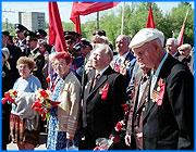 ></p><p class=c_tn>Дайте нам дожить спокойно, с такими словами выступили ветераны области на традиционной встрече с представителями обеих ветвей власти накануне Дня Победы. Но омрачать будущий праздник упреками в адрес чиновников не стали. На встречу сумели придти не все приглашенные - не позволило здоровье. Чиновники по традиции извинялись, что не сумели обеспечить ветеранам достойных условий. Мэр Иванова вспомнил о том, как на днях вручал ордера и видел слезы на глазах людей, которые уже потеряли надежду получить новое жилье. В своих кратких и скупых выступлениях сами ветераны признались, что время сыграло с ними злую шутку: то, что за что они отдавали жизни, рассыпалось в прах. </p><p class=c_tn>«Если честно говорить, я не знаю, за что воевал. Не знаю. Участвовал в боях под Москвой, освобождал Крым… И нигде вот сейчас это не упоминается. Есть ли сейчас участники освобождения Крыма или Прибалтики?», - говорит ветеран войны Александр Бойцов.</p><p class=c_tn>Правда, тут же поправляли себя: видимо, недостаточно крепко стояли за те идеалы, не сумели защитить. Никто из гостей бросить обвинение в лицо властям не решился. Кто-то рассказывал о том, как с парализованной женой в деревушке по несколько месяцев живет без света - потому что украли провода. Другой спрашивал, имеет ли «Межрегионгаз» право лишать его семью льгот на оплату газа. И еще один больной вопрос - новая инициатива федерального центра по отмене ветеранских льгот. Тут уж гости встречи не стерпели.</p><p class=c_tn>«Чего вы с нас будете снимать эти льготы? Деньги сейчас обесцениваются. Дадут нам какие-то деньги - мы на них ничего не приобретем. Неужели это не понятно?.. Надо еще раз все взвесить и подумать, можно ли это делать, а?.. Да что это такое?», - спрашивала чиновников герой Соцтруда Юлия Вечерова.</p><p class=c_tn>Власти разводили руками: очень сложно влиять на решения такого уровня. Между тем говорили на встрече и о грядущем 60-летии Победы. О том, что для многих ветеранов эта дата будет последней в их жизни. А поэтому, предложили гости, надо издать книгу о тех героях войны, кто еще жив. Благо что такая книга особых затрат от властей не потребует. </p><p class=c_av>Дмитрий Попов</p>
	
		<div class=