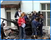 ></p><p class=c_tn>Возложение цветов к памятнику героям фронта и тыла, митинг и военный парад - празднование Дня Победы в Иванове прошло по традиционной схеме. Правда, в этом году 9 мая в городе отмечали еще одну праздничную дату – 60-летний юбилей 98 воздушно-десантной дивизии. </p><p class=c_tn>Минута молчания и три автоматных очереди - в честь тех воинов, кто не дожил до этого дня. Неотъемлемая часть митинга в День Победы. Так же как и гимн страны - без новых слов... со знакомой и знаковой для всех музыкой. Под простертой рукой защитника-великана первые лица губернии и дивизии-именинницы. Поздравляют ивановцев с праздником и отдельно - десантников с юбилеем. А дальше возложение цветов: огромные корзины от чиновников и трогательные букеты от горожан. До начала парада еще остается время: ребята ловят момент, чтобы сфотографироваться с героями дня. Гости из Пакистана говорят, что для них эта дата не менее значима.</p><p class=c_tn>«Такая страна такие храбрые люди – молодые и старые, все пошли на войну. Фотографироваться с ними о очень большая честь для нас», - говорит Ахмед Надим Ирфан.</p><p class=c_tn>Вера Васильевна ушла на фронт в сорок третьем. Медсестрой. Попала на второй Белорусский. Говорит, что почти все время была на передовой - выносила бойцов с поля. Да и сама дважды была ранена: «Мне будет 80 лет 11 сентября, а все как будто только что приехала с фронта». </p><p class=c_tn>Военный парад привлек не одну сотню ивановцев. Тем, кто не успел пробиться в первые ряды, пришлось выискивать места повыше. Под музыку дивизионного оркестра маршировали не только десантники. В одном строю с ними были и представители других воинских частей. А завершили парад показательные выступления разведроты 98 дивизии ВДВ.</p><p class=c_tn>Кульминацией праздника должен был стать парашютный десант. Подвела погода - сильные порывы ветра и начавшийся дождь. И все же разочарованными зрители не остались. На площадь спустились двое спортсменов воздушно-десантной дивизии. С дивизионным и российским флагами.</p><p class=c_tn>Праздничная программа завершена. Кто-то встал в очередь за солдатской кашей. А дети собрались у выставки военной техники. Посмотреть на бронетранспортеры и военные грузовики привели даже ребят из православной школы. </p><p class=c_av>Татьяна Суханова</p>
	
		<div class=