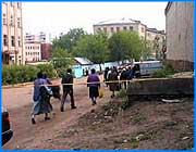 ></p><p class=c_tn>Бороться с нарушителями санитарного состояния в Иванове городская администрация не может. Это заявление сделал на очередном заседании штаба по благоустройству заместитель мэра Сергей Бразер. Законные меры малоэффективны. По традиции заседание открывают рабочие вопросы. Лица, ответственные за чистоту и благоустройство города отчитываются о проделанной работе. Темп которой в преддверии праздника значительно возрос. Главная тема  - санитарное состояние города. Чиновники признают, что бороться с нарушителями чистоты - дело малоэффективное. Штрафы практически никакого результата не дают. Сергей Бразер предлагает выступить с предложением в Думу, чтобы законные меры воздействия были ужесточены.</p><p class=c_tn>Не менее бурно обсуждался вопрос ремонта зданий и  уборки строительных отходов. Особое внимание заострили на Дворце искусств. По словам начальника инспекции архитектурно - строительного надзора, подпорную стену этого комплекса начали ремонтировать еще в прошлом году. Строительный мусор так и лежит рядом. В мэрии говорят: все обращения в областную администрацию с просьбой очистить территорию - не увенчались успехом. Ответ один - уберем мусор, когда закончим работы. О сроках же их завершения местным чиновникам ничего не известно.</p><p class=c_tn>Между тем Сергей Бразер призвал  активнее готовиться к предстоящему празднованию Дня города. И даже предложил  организовать еще пару всеобщих субботников. В ближайшие дни чиновники намерены прокатиться по ивановским улицам, дабы оценить уже имеющиеся наработки. </p><p class=c_av>Олеся Чирко</p>
	
		<div class=