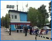 ></p><p class=c_tn>Таков итог информационной встречи  стражей дорог с автолюбителями. Раз в году управление ГИБДД проверяет свой рейтинг. Водителям раздают анкеты, где они анонимно могут высказать свои пожелания в адрес автоинспекции. В этот раз результаты удивили даже самих гаишников - большинству автолюбителей все нравится в работе инспекторов. Пост ГАИ на лежневской трассе на несколько часов стал службой по связям с общественностью. Накануне сотрудники ГАИ приглашали всех ивановских водителей за круглый стол через СМИ. Но волонтеров не нашли. Пришлось пустить в ход административный ресурс. Остановленные водители уже готовили документы на проверку - в ответ им вежливо предлагали всего лишь заполнить анкету.     </p><p class=c_tn>Анкета рассчитана на критику. Много ли на дорогах случаев вымогательства, угрожают ли водителям инспекторы - вот варианты ответов в вопроснике. Почти в каждой графе - пустые строки для своего, другого ответа. Один из  вопросов анкеты - каким должен быть работник автоинспекции. Но водители не спешат открыто высказывать свое мнение. </p><p class=c_tn>«Имидж гаишника? Ну пусть не меняется. У нас что меняется, то обязательно в худшую сторону, к лучшему ничего не идет», - говорят автолюбители. </p><p class=c_tn>После анкетирования - беседы с глазу на глаз. Водитель смущен таким вниманием высокого милицейского чина. В ответ на просьбу высказать свои пожелания к работе инспекторов, кается: Да мы сами - водители - не сахар. Итогами акции стражи порядка более чем довольны. Это в анекдотах гаишник - вымогатель и взяточник - в жизни - все по-другому.</p><p class=c_tn>«В целом водители видят в наших сотрудниках, в первую очередь, помощников, которые в любой момент могут оказать помощь», - поделился выводами заместитель начальника УГИБДД Ивановской области Михаил Березин.</p><p class=c_tn>Сотрудники ГАИ  запланировали опросить не меньше ста человек. Но погода помешала. Однако, по мнению руководства автоинспекции,  недостаточная выборка результатов соцопроса не испортила. </p><p class=c_av>Юлия Степина</p>
	
		<div class=