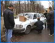 ></p><p class=c_tn>Сегодня  в 9.20  утра  на улице Кудряшова, около дома №109  был обстрелян  автомобиль марки  Волга.  В результате полученных огнестрельных ранений находившийся в машине пассажир скончался. Предварительная версия такова. На момент обстрела  в 9.25 утра в Волге с казанскими номерами находились двое. Водитель и пассажир, сидевший на переднем сидении машины.  Для последнего - армянина по национальности прозвучавшие выстрелы оказались роковыми. Прямо в машине он был застрелен  из автоматического огнестрельного оружия.  Второй находившийся в машине, водитель благополучно избежал подобной участи. Более того, каких-либо   видимых повреждений у него не оказалось. Сразу же после случившегося, на место трагедии  выехали следователь прокуратуры Ленинского района и прокурор города Иванова Иван Крупин. К сожалению, получить комментарий компетентных органов сегодня не удалось. Информация по этому делу пока закрыта.</p>
	
		<div class=