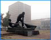 ></p><p class=c_tn>Прошло полгода  с тех пор как делегация из Стаффордшира разработала проект по развитию туристического бизнеса в Ивановской области. На днях  завершается первый этап запланированных работ. В задачу делегации входила оценка ивановского турпродукта и привлечение к партнерству местных предпринимателей.  14 мая делегация из Британии предоставила журналистам отчет о проделанной работе. Первое, что усвоили журналисты - Ивановская область имеет огромный потенциал в развитии туристического бизнеса. Но что с этим делать - пока неясно. Сами британцы настаивают, что нужно совершенствовать внутренний туризм. И с этой целью начать изучение  потенциального клиента.</p><p class=c_tn>«Мы собираемся использовать методики, которые мы привлекали к работе в Европе. В частности - составление анкет, опрос общественного мнения. С целью выяснить - что в первую очередь интересно российскому человеку», - говорит  профессор, директор Центра экономического и Социального развития университета Стаффордшир Рик Болл.</p><p class=c_tn>Рик Болл назвал ряд объектов наибольшей привлекательности. В частности: кукольный театр, Краеведческий музей, музей ситца и туристический комплекс Малинки. Но основной упор делегаты предлагают сделать на истории текстильной промышленности и революционном прошлом края.   Между тем, британцы опасаются, что такой экскурсионный маршрут заинтересует немногих. Прежде всего, из-за упадочного состояния ивановской индустрии, в том числе текстиля. </p><p class=c_tn>«Нужно помнить, что воспринимается географическое положение фабрик - это середина Золотого кольца. Нужно работать. Можно попробовать завоевать рынки, которые были утеряны», - считают британцы.</p><p class=c_tn>Но главная задача, по мнению делегатов, все-таки в другом. Организовать досуг потенциальных туристов, благоустроить будущие  экскурсионные объекты. Это можно сделать с помощью вложений малого и среднего бизнеса. В свою очередь городские власти уже планируют приобрести для работы необходимую технику и оборудование. Будет ли востребовано туристами ветхое наследие текстильной столицы - об этом сейчас можно только строить догадки. </p><p class=c_av>Марина Тихомирова</p>
	
		<div class=