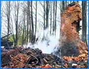 ></p><p class=c_tn>История с аварийным домом в поселке Озерное получила продолжение. Напомним, ветхое здание вот-вот могло обрушиться, а больше десяти семей - остаться без крова. И вот на днях дом сгорел. Сейчас часть жильцов расселили по родственникам, других в здание поселковой администрации. Дальнейшая судьба погорельцев  - в руках властей.  </p><p class=c_tn>Если может кто-то рассказать про горе все, так это Виктор Павлович Маренков. Каждый раз он проходит мимо пепелища с содроганием сердца. Ведь в огне сгорело не только имущество, но часть его души - библиотека... -  1700 книг!  Томик к томику поселковый книгочей собирал ее большую часть жизни.   </p><p class=c_tn>Сразу после пожара в поселок приехало районное начальство. На каждого погорельца выделили по тысяче рублей, обещали горячее питание в течение восьми дней, и главное  - сказали, чтобы люди присматривали жилье. Мол, всем дадут по восемьдесят тысяч компенсации. Ведь это и раньше обещали сделать, дом находился на грани обрушения. Сердобольные посельчане очень быстро взвинтили цены на недвижимое имущество и теперь приобрести жилье практически невозможно. Часть пострадавших разошлись по родственникам, других поселили в здание поселковой администрации. Погорельцы живут на втором этаже, руководство ломает голову на первом.  </p><p class=c_tn>Семьи готовы были ждать нового жилья и в таких условиях. Один унитаз, одна раковина и все удобства на первом этаже. По ходу плакат  с инструкцией о действиях при пожаре  - как насмешка над людьми. Люди готовы были стерпеть многое. Но 14мая чиновник из администрации Ивановского района сообщил, что планы поменялись и теперь людей оставят жить здесь. Ведь если нет квартир для всех, то нужно поступить по принципу социальной справедливости и превратить здание администрации в общежитие. На реконструкцию попросят денег у области, а свои,  - те, что обещали выделить на жилье, -  сэкономят. Мало ли еще бед в районе... Шестилетний Антон когда-то жил в этом доме. Сейчас он собирает обгоревшее  железо, чтобы сдать его в скупку дяде Коле. Тот даст немного денег, и Антон вместе с четырьмя братьями и сестрами будут сносно жить еще какое-то время. На кого надеяться детям, если родителей называют неблагополучными, а огонь не ведает, кто его жертвы. </p><p class=c_av>Андрей Кузьмичев</p>
	
		<div class=
