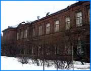 ></p><p class=c_tn>Ивановская школа №30 - в числе разрушающихся зданий. Трещина на стене, которой раньше не придавали особого значения, начала активно разрастаться. Сегодня стена требует основательного ремонта. </p><p class=c_tn>Трещина имеет давнюю историю. Шириной в несколько миллиметров, она появилась на этой стене около сорока лет назад. Особого беспокойства у сотрудников школы никогда не вызывала. Ее периодически замазывали цементом. Однако прошлой осенью трещина начала активно разрастаться. Сегодня ее ширина местами достигает нескольких сантиметров. Тем не менее, специалисты говорят, что здание для эксплуатации пригодно. Между тем два кабинета уже получили статус аварийных. Директору школы пришлось даже уступить свой кабинет под учебный класс.</p><p class=c_tn>«Посоветовались с гос. инспекцией по технической безопасности, и переселили детей. Один класс сейчас занимается в моем кабинете, а другой класс занимается в актовом зале», -  директор школы Ольга Логунова.</p><p class=c_tn>Самой вероятной причиной быстрого разрастания трещины специалисты называют возраст здания. В этом году ему исполнится ровно сто лет. Директор школы говорит, что здание, а оно является еще и архитектурным памятником, нуждается в более цивилизованном уходе. </p><p class=c_tn>«Эта часть более ветхая стала в результате того, что недостаточно хорошо шел уход за зданием. Нужно было провести ремонт отмостки,  привести в порядок сточные трубы, чтобы они не лили в подвал», - сокрушается директор школы. </p><p class=c_tn>В планах начать ремонт стены в первых числах июня. Между тем стоимость этих работ пока неизвестна. Сотрудники организации подрядчика предполагают, что это будут сотни тысяч рублей. </p><p class=c_av>Олеся Чирко</p>
	
		<div class=