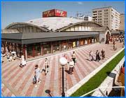 ></p><p class=c_tn>Решение о продаже Центрального рынка в Иванове, которое собиралась утвердить городская Дума 18 мая, вновь не принято. По мнению юристов, порядок подготовки документов был нарушен, а депутаты обнаружили новые возможности для злоупотреблений при этой сделке. Теперь бумаги придется готовить заново. Думские комитеты  несколько раз обсуждали вопрос о Центральном рынке, и, казалось, договорились обо всем, кроме стартовой цены. Мэрия предлагала начать с трехсот, думцы - с двухсот миллионов рублей. Хотелось не продешевить. Тем более, предстоят затраты на высвобождение персонала. </p><p class=c_tn>«Т.е уже 180 млн. остается. А если там еще посмотреть дебиторку-кредиторку - может, и того не останется. Поэтому я считаю, надо все-таки начать с максимальной цены, выставить ее, а после этого уже нормально организовать конкурс», - высказал свое мнение депутат городской Думы Александр Шехоткин.</p><p class=c_tn>И тут оказалось, что сначала надо оценить имущество, - и только тогда назначать цену, хотя прежде депутаты сходились на том, что  пока решение о продаже не принято - и оценивать нечего.</p><p class=c_tn>«Давайте сегодня, отложив все это в сторону, просто примем решение - даем мы согласие на приватизацию рынка или нет. После этого будем говорить о способах, о документах и т.д», - предложил депутат городской Думы Григорий Газарян.</p><p class=c_tn>Но другие  депутаты его не поддержали, опасаясь, что найдутся желающие продать торговый комплекс по оценочной стоимости - за сорок пять миллионов. А дальше - понеслось как снежный ком. Выяснилось, что нарушен весь порядок подготовки документов. По закону следовало включить рынок в годовую приватизационную программу, потом вывести из списка объектов, не подлежащих продаже, и только после этого оговаривать условия приватизации. К  общему раздарю добавился голос прокурора, - он перечислил список документов, которых не хватает, чтобы принять решение. </p><p class=c_tn>Несколько месяцев прокуратура не находила серьезных изъянов. Но сначала за депутатами следил один прокурор, потом другой, а теперь третий. Как в медицине - сколько врачей, столько диагнозов, - резюмировал депутат Игорь Альпер и предложил прислушаться к замечаниям, чтобы потом прокуратура не опротестовала сделку. Мэрии дали месяц для подготовки всех документов. На этот месяц решение о рынке снова отложили.  </p><p class=c_av>Василий Когаловский</p>
	
		<div class=