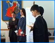 ></p><p class=c_tn>В городе появится свой завод по переработке мусора, откроется факультет биофизики, а спорт станет одним из приоритетных направлений. Если нынешние выпускники школ придут работать в городскую администрацию. Правда, не все, а те, кто вышел в финал конкурса Если б я был в команде мэра. Помечтать о кресле высокопоставленного чиновника ивановским школьникам предлагают уже третий год. И год от года желающих становится все больше. Но  финалистов всего шестеро. Именно их исследовательские работы, социальные и технические, оказались наиболее значимыми для города. Если бы в команде мэра работали выпускники тридцать второй школы, в Иванове появился бы завод по переработке бытовых отходов. Проект имеет серьезное научное обоснование, досконально продуман даже метод утилизации - высокотемпературный перолиз. </p><p class=c_tn>«Достигается практически полная утилизация бытовых отходов, поражает экологическая чистота производства и учитывается, что в результате получается чистый шлак - этот метод можно считать безотходным», - считает разработчик проекта Максим Сызганов.</p><p class=c_tn>О затратах на разработку и строительство комплекса сказано не было. Не говорилось и на какие средства покупать автомобили, что будут свозить городской мусор на завод. А вот возможная прибыль просчитана - 40 долларов чистыми с каждой тонны мусора. Мэр задумчиво чешет голову, главный финансист прикидывает выгоду. Но юных разработчиков и городские власти уже опередили ОБЛАСТНЫЕ власти. Проект строительства подобного завода рассматривают сейчас в Законодательном Собрании.</p><p class=c_tn>Другие школьники пришли сюда уже с готовым продуктом. На кресло в мэрии они не претендуют, а просто презентуют необычную компьютерную игру. Место действия собственная школа. Цель - спасти мир от разрушения, выполняя разного рода задачи из учебной программы.</p><p class=c_tn>Среди проектов  - строительство школьной спортплощадки и работа в области энергосберегающих технологий. Но самым неожиданным стал вывод из исследования роли женщины в политике. Если бы авторы этого проекта были в команде мэра, то руководители и их замы были ли бы разных полов. Тогда работа на благо города будет более качественной, - считают будущие чиновники. </p><p class=c_av>Татьяна Суханова</p>
	
		<div class=