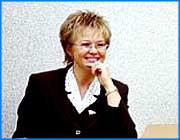 ></p><p class=c_tn><i> Эфир ведет - Ксения Ларина.</i></p><p class=c_tn></p><p class=c_tn><b> - Добрый день, в студии ведущая эфира Ксения Ларина, сегодня мы отмечаем, естественно, день защиты детей. Всегда приятно поговорить о проблемах детских именно в этот праздник или не праздник, персональный детский праздник, так, наверное, можно назвать. А в гостях у нас сегодня Татьяна Яковлева, председатель думского комитета по охране здоровья. Здравствуйте, Татьяна Владимировна.</b></p><p class=c_tn>- Здравствуйте.</p><p class=c_tn><b> - Я бы хотела, конечно же, начать именно с детской проблемы, поскольку вчера круглый стол прошел, который проводил известнейший наш педиатр, доктор Леонид Рошаль, на котором вы присутствовали.</b></p><p class=c_tn> - Да.</p><p class=c_tn><b> - Я бы вас попросила все-таки несколько цифр назвать, которые, как мне кажется, очень тревожны. С каждым годом динамика увеличивается. Никаких отрадных фактов, по-моему, не происходит в отношении перспектив здоровья целого поколения.</b></p><p class=c_tn> - Вы знаете, Ксения, я все-таки немножко бы хотела поправить вас в том, что как раз мы, кстати, с Союзом педиатров и боремся за сохранение акушерской педиатрической службы. Именно эта служба в условиях особых, будем говорить, если мягко сказано, развития нашего отечественного здравоохранения сохранила все положительное, что в ней было и сумела не только сохранить, но и справиться с ситуацией и не дать увеличиться детской смертности, например. Даже не то, что не дать увеличиться, а даже привело к цифрам, которые уменьшились. У нас сейчас детская смертность стала 12 промилле. Это ближе уже к европейским стандартам. И это нужно отдать должное нашей педиатрической службе. Но то, что детская заболеваемость у нас растет, да, это, конечно, беспокоит. И вы знаете, что у нас буквально недавно прошла диспансеризация школьников. По официальным данным, у нас каждый третий школьник имеет отклонения в здоровье. Но если тот же Союз педиатров считает, что диспансеризация прошла не совсем эффективно, поэтому намного сложнее цифры, намного серьезнее, где-то около 90% школьников имеют отклонения в здоровье. Очень малый процент имеет первую группу здоровья. Но мы говорим о том, что очень помолодел у нас и алкоголизм, и табакокурение. Если, например, уже первую сигарету начинают пробовать с 7-10 лет. И приобщение, например, к табакокурению идет уже до 11 лет. А в 7-8-х классах уже до 12% мальчиков и девочек курят. В 9-10-х - уже до 24%. И это только начинают курить. Но уже здесь формируется у 12% мальчиков, я считаю, это очень много, стойкая зависимость от никотина. Даже вот эта инвалидность с каждым годом, к сожалению, детская инвалидность у нас растет. Она возросла уже в два раза. Это, конечно, большие цифры. Если мы можем младенческую смертность, все-таки похвалиться, она у нас уменьшается, как я уже сказала, 12 промилле, то, к сожалению, общая детская смертность растет и растет среди именно подростков, к сожалению. Растет процент суицида, это очень опасно для нашей России.</p><p class=c_tn><b> - Скажите, скорее, все-таки проблема медицинская, скажем так, то, что связано с заболеваемостью, с какими-то хроническими заболеваниями или проблема, скажем так, нравственная? В области морали или в области медицины у нас сегодня больше проблем?</b></p><p class=c_tn> - Вы знаете, больше проблем... и в медицине много, это материально-техническая база, финансирование, но все-таки здоровье как и ребенка, так и взрослого человека зависит от здравоохранения всего до 7-8%, остальное - это социальный фактор.</p><p class=c_tn><b> - Конечно, установка государства.</b></p><p class=c_tn> - Конечно. Вы знаете, я очень порадовалась, когда у нас еще до смены, как мы говорим, реорганизации правительства создалась такая комиссия при вице-премьере, тогда была Галина Николаевна Карелова, такая комиссия, она называлась, во-первых, не по здравоохранению, а по охране здоровья. Это понятие намного шире. И на нее были приглашены не только министр здравоохранения и комитет по охране здоровья, а на нее были приглашены почти все представители министерств. Т.е. это уже говорит о том, что наконец-то менталитет нашего правительства поменялся, что к этой проблеме нужно подходить комплексно и не только с медиков это спрашивать.</p><p class=c_tn><b> - Очень важно, потому что мы каждый раз отдельно встречаемся с представителями образования, с представителями правоохранительных органов, с представителями экологических служб, со здравоохранением. Но, тем не менее, это все комплексно, действительно, это все вокруг.</b></p><p class=c_tn> - Абсолютно.</p><p class=c_tn><b> - Ведь невозможно отдельно этим заниматься. Посмотрите, если мы говорим про экологию, здесь какое количество проблем, которое необходимо решать, иначе, действительно, вымрем просто как мамонты скоро.</b></p><p class=c_tn> - Абсолютно верно, Ксения. Я, например, сразу говорила, что говорят - вот, у нас все плохо, законодательная база плохая по охране здоровья. Знаете, и не только в охране здоровья, а вообще в области детства у нас, я специально провела пусть свой, небольшой, не очень точный мониторинг законодательства в области детей. У нас очень много хороших законодательных актов, но, к сожалению, чем страдает наше законодательство, нет межведомственного подхода. У каждого ведомства свои нормативные акты, свои постановления, свои законы, абсолютно не взаимосвязаны друг с другом.</p><p class=c_tn><b> - А медицинские экспертизы, простите, проводятся, связанные с программами в общеобразовательных школах?</b></p><p class=c_tn> - Хороший вопрос, недавно буквально мы проводили круглый стол, наш комитет был инициатором этого круглого стола, именно здоровый образ жизни, здоровье школьника. Я благодарна вновь избранному министру науки и образования Фурсенко, он лично пришел на этот круглый стол, как раз мы об этом и говорили, о межведомственном подходе. Или знаете, как я называю, медико-социальный педагогический подход к сохранению здоровья школьников. Как раз экспертизы тех программ школьных, которые сейчас вводятся, у нас со второго класса сейчас вводятся, например, иностранные языки, у нас, допустим, вводятся какие-то дополнительные предметы уже чуть ли ни с первого класса, но абсолютно не проводится медицинская экспертиза. И уже это просто научно доказано, что как раз здоровье школьника и очень во многом зависит от той нагруженности педагогической, которая происходит в школе.</p><p class=c_tn><b> - Но каким образом можно эту проблему хотя бы устранить?</b></p><p class=c_tn> - Как раз мы круглый стол и провели по этому поводу, чтобы наладить нам межведомственный подход к этому вопросу. И сейчас создана рабочая группа, куда входят не только представители комитета по охране здоровья, а несколько комитетов, потому что сюда входит и комитет по делам женщин, семьи и молодежи, комитет по образованию, комитет по социальной политике. И плюс представители министерства здравоохранения и социального обеспечения, образования, чтобы нам провести мониторинг уже существующего законодательства, отработать механизмы реализации уже существующих законов, чтобы они действительно действовали. Я один только просто пример приведу. Вы знаете, что с января 2002-го г. у нас действует закон по ограничению табакокурения. И там очень четко написано, что в общественных местах, а тем более в образовательных, культурных и лечебных учреждениях курить запрещено. Но механизма реализации закона на местах практически правительством не разработано. И мне даже задали вопрос, когда был день борьбы с курением у нас и когда я была на Втором канале, 'Доброе утро', мне задали вопрос, а вот сейчас говорят уже о том, что нужно отводить места для курения в школах. Вы представляете? Вот вам, пожалуйста, пример такого не взаимодействия. И поэтому я думаю, что у нас очень серьезные намерения, действительно, привести законодательство именно к межведомственному подходу, потому что здесь очень важные проблемы, чтобы в школах существовал... у нас вообще сейчас в школах нет врача, если вы знаете.</p><p class=c_tn><b> - Знаю, да.</b></p><p class=c_tn> - Просто участковый врач обслуживает. Дай бог, если в школе будет медсестра, а уж счастье, если там фельдшер. Почему люди не идут? Малые зарплаты, в принципе, нет даже такого постановления министерства здравоохранения, бывшего, будем сейчас говорить, о том, чтобы в школе, действительно, был врач.</p><p class=c_tn><b> - Должен быть психолог, кстати, школьный, которого тоже нет.</b></p><p class=c_tn> - Тоже часто отсутствует. Вот мы считаем, что сейчас не педиатр даже должен быть, а, как мы его называем, школьный врач, специальный педиатр. Он должен специально пройти подготовку, чтобы знать особенности, во-первых, образовательного процесса и связанные с этим заболевания. Он должен знать особенности детского организма в условиях именно школы, даже иметь какое-то педагогическое образование.</p><p class=c_tn><b> - Не могу я бросить детскую тему как ведущая передачи 'Родительское собрание', поэтому мы с Татьяной продолжим именно об этом говорить, чуть-чуть коснулись, что все проблемы нужно решать комплексно, безусловно. На школе остановились. Смотрите, есть еще реклама пива, с которой безуспешно многие годы борется Геннадий Онищенко, уж сколько он пытался провести мощную борьбу с этим явлением, но ничего не получается, потому что пивное лобби, как мы видим, достаточно сильное сейчас в России, это живые деньги. Что тут можно сделать?</b></p><p class=c_tn> - Вы знаете, это касается не только рекламы.</p><p class=c_tn><b> - Пионерами не поправишь проблему, это не решишь внедрением пионерии.</b></p><p class=c_tn> - Ни в коем случае, конечно. Вы знаете, это тоже, кстати, комплексная проблема. И одними запретами тоже эту проблему не решишь. Здесь мы выступали инициаторами, тоже наш комитет по охране и здоровью, с тем, чтобы создать наконец-то социальную рекламу. Т.е. я говорю о том, что такое социальная реклама, это пропаганда здорового образа жизни, это пропаганда материнства и т.д. Но на нее, конечно, нужны деньги. Должна быть отдельная строчка в бюджете различных уровней, как федеральном, так и субъекта федерации. А у нас даже есть и структуры, например, коммерческие, которые готовы сделать бесплатно эту социальную рекламу. Но настолько налоговое законодательство сделано, что абсолютно невыгодно размещать ее тем же радио, телевидению. Берутся налоги, как с коммерческой сделки. Это действительно неправильно. И вот мы такое письмо написали совместно с тремя комитетами, комитет по охране здоровья, социальное политике, комитет по делам женщин, семьи и молодежи, на имя председателя правительства Фрадкова. Вы знаете, прошел уже месяц, я думала, как бы вопрос как всегда, что касается всегда социалки, всегда повисает в воздухе. И была очень удивлена, когда мне позвонил Шаронов, зам. министра Грефа, позвонил мне и сказал, что, Татьяна Владимировна, мы готовы к диалогу, давайте проводить совещания. Буквально недавно, несколько дней назад у нас на базе нашего комитета прошло первое совещание с представителями Минэкономразвития, которое отвечает за поправки в закон о рекламе. Действительно, у нас, кстати, есть в законе о рекламе социальная реклама. Но не расшифровывается и неизвестно, что это такое. Даже не дается понятийного аппарата. Сейчас мы будем такие рабочие... они создают у себя совет, а мы создаем рабочие группы. Будем касаться, конечно, и запрета рекламы пива, и табачных изделий, алкогольных изделий, все будет касаться, комплексно решаться в этой рабочей группе, которая создана по совершенствованию законодательства и по рекламе.</p><p class=c_tn><b> - Мы должны с вами успеть, конечно же, еще пройтись по перспективам развития здравоохранения на ближайшее время, поскольку не секрет, что сейчас эта отрасль пребывает в тяжелейшем кризисе, о чем, кстати, сказал и президент в своем послании федеральному собранию, вы это тоже слышали. Вот то, что касается обязательного медицинского страхования. Во-первых, мне бы очень хотелось, чтобы вы хотя бы в двух словах нарисовали нынешнюю модель. Сегодня она же все равно существует?</b></p><p class=c_tn> - Существует. Но существует даже в извращенном, будем говорить, виде, потому что даже тот закон, который у нас существует, о медицинском страховании граждан РФ, он 100% ни на одной территории РФ не действует, не выполняется. Это первое даже, не платит за неработающее население. Кстати, даже г. Москва за неработающее население...</p><p class=c_tn><b> - Т.е. за пенсионеров и за детей?</b></p><p class=c_tn> - Да, пенсионеры, дети, инвалиды. Вы знаете, Ксения, я вам благодарна, что вы сейчас назвали - за пенсионеров и детей, почему-то у нас неработающее население - только пенсионеры. Недаром сейчас новый законопроект готовится, обязательное медицинское страхование, уже, в принципе, готов. И эксперименты идут, но опять - эксперименты идут из пенсионного фонда. Деньги кому даются - только пенсионерам. Как будто неработающее население у нас - только пенсионеры. А дети? Дети-то остаются без денег, а самый главный вопрос, это лекарственное обеспечение, куда как раз и идет больше всего денег. Конечно, это очень важно. Так вот, существующая модель здравоохранения, она не одна. Сколько субъектов федерации, столько и моделей обязательного медицинского страхования. И если, допустим, из Иванова приезжает с полисом ивановским в Москву, иногда москвичи скажут - это что за бумажка? Т.е. даже разные полисы, разные стандарты, разные тарифы, абсолютно все разное. Т.е. у каждого своя модель медицинского страхования. А значит, не каждый человек может получить на любой точке РФ медицинскую помощь, потому что это, действительно, барьеры эти существуют. Я как председатель, как депутат часто с этим сталкиваюсь. Затем идет, конечно, самое главное, это финансовый дисбаланс между тем, что государство гарантирует оказание медицинской помощи бесплатной, и тем, что оно финансирует. В результате, я думаю, Ксения, что вы тоже подтвердите, приходя в больницу, наверное, не было такого случая, чтобы вы не платили любым видом.</p><p class=c_tn><b> - Либо приносили свои лекарства, бинты и прочее.</b></p><p class=c_tn> - Капельницы, да. Или черным налом, как мы говорим. Т.е., действительно, в здравоохранении такая ситуация существует. И этот дефицит существует за счет того, что не платят за неработающее население. У нас есть федеральная программа по оказанию бесплатной медицинской помощи, которая утверждается правительством. Мы сейчас считаем, и правительство, кстати, прислушалось, является инициатором, сейчас будет именно внесен законопроект в ГД, именно о законе. Закон о предоставлении, об оказании, о государственных гарантиях по оказанию бесплатной медицинской помощи. Действительно, это должно быть в форме закона, а не постановление правительства.</p><p class=c_tn><b> - Там должен быть четкий перечень услуг бесплатных.</b></p><p class=c_tn> - Четкий, вот, перечень услуг, потому что по существующим сейчас моделям медицинского страхования, вот у вас есть полис. Я думаю, Ксения, что вряд ли вы знаете, сколько стоит этот полис, на какую сумму, придя в поликлинику, вас должны бесплатно лечить. Не знаете. Вы не знаете, какие виды оказания медицинской помощи должны вам на этот полис оказать бесплатно, а за которые, действительно, вы должны заплатить. Абсолютно не знаете. Сейчас как раз новое законодательство готовится в сфере того, что должно быть четко определено, народу надо, как говорится, сказать, да, первое, второе, третье, пятое, десятое, все это перечислить в программе по оказанию медицинской помощи, которая гарантируется государством. И он, человек, будет знать - я пришел (я просто беру как бы от потолка), вот у меня полис стоит 1 000 руб., и вы на 1 000 руб. должны меня обслужить бесплатно, такие виды медицинской помощи.</p><p class=c_tn><b> - Вам на это ответят - у нас нет этого специалиста, у нас нет этой услуги, у нас не работает рентгеновский кабинет, вообще у нас все уходят. У нас есть только терапевт общего профиля, не знаю, можем сделать кардиограмму. И все.</b></p><p class=c_tn> - В существующей системе здравоохранения, по тем законам, которые у нас существуют, действительно, так и происходит. Вот новая система, которая сейчас готовится, эта реформа здравоохранения, но в хорошем смысле этого слова, она будет говорить, вот второй этап - это реструктуризация нашего здравоохранения. Но реструктуризация здравоохранения, почему-то ставится знак равенства - это, например, сокращение коек, сокращение медицинских учреждений, сокращение кадров. Это была ошибка и бывшего министерства здравоохранения, когда они вывесили программу реструктуризации. Мы ее, кстати, на парламентский слушаниях обсуждали в ГД, я благодарна Владимиру Ивановичу Стародубову, что он решился на это и пошел в открытую, тем более программа не его, а того еще министерства. Вот в этом как бы ошибка была программы. Дело ведь, реструктуризация - это не сокращение, а это экономически выверенная программа действий, сколько должно быть специалистов, как говорится, действительно, высчитать, какой объем медицинской помощи требуется тому или другому населению, живущему в городе А, Б и т.д. Потому что я столкнулась с таким, что те программы, территориальные программы по оказанию бесплатной медицинской помощи, базовые программы, они абсолютно сформированы без учета как бы потребностей населения в медицинской помощи. Это абсолютно неправильно. А здесь четко, в каждой больнице должно быть выверено. Я немножко утрирую, но говорю, чтобы было понятно, сколько педиатров, сколько терапевтов, сколько ЛОР, сколько окулистов и т.д., сколько, действительно, коек должно быть в больнице, все это экономически просчитано. Ведь согласитесь со мной, это совершенно не дело, когда в обыкновенной районной больнице стоит томограф, а в областной больнице этого аппарата даже в глаза не видели. Это абсолютно неправильно. Или в поселковой больнице стоит ультразвуковая аппаратура, дорогостоящая. Сколько там людей пройдет, 1-2? А в центральной районной больнице просто задыхаются от нехватки этой очень нужной аппаратуры.</p><p class=c_tn><b> - Когда будете уже обсуждать закон об обязательном медицинском страховании?</b></p><p class=c_tn> - Тоже хороший вопрос, потому что буквально мы должны были его в весеннюю сессию, в апреле даже месяце, обсуждать, но сегодня уже 1 июня, законопроект до сих пор от правительства не поступил. Я задавала этот вопрос даже от фракции 'Единая Россия' на пленарном заседании, когда было утверждение, уже повторное, представителя правительства Фрадкова. И он ответил, что... я даже спросила, будут ли это косметические поправки или, действительно, это будет новый закон, новый вариант об обязательном медицинском страховании.</p><p class=c_tn><b> - Я, прощу прощения, просто хочу напомнить слушателям, что был вариант, который мы обсуждали очень подробно от Минэкономразвития, то, что Дмитриев делал, а сейчас, насколько я понимаю, это уже инициатива Минздрава? </b></p><p class=c_tn> - Да, поручено министерству здравоохранения и социального обеспечения, это новое название министерства. Действительно, он сказал - никаких косметических поправок, будет новый закон об обязательном медицинском страховании, который поступит в ГД буквально в ближайшее время. Я не думаю, что это будет, конечно, в весеннюю сессию, потому что, вы знаете, сейчас очень серьезный пакет законопроектов по льготам поступил в ГД, буквально сегодня только его получили. Я думаю, что в начале осенней сессии мы получим пакет законопроектов, касающийся реформы здравоохранения.</p><p class=c_tn><b> - Давайте, про льготы должны сказать, потому что тема такая живая, горячая, обсуждается всеми.</b></p><p class=c_tn> - Да, я просто хочу еще закончить по реформе здравоохранения, учитывая, что меня слышат, я хочу обратиться, что реформа здравоохранения - это действительно серьезный шаг. И ни один нормативный акт, ни один законопроект не пройдет без общественного обсуждения, потому что реструктуризацию, программу реструктуризации мы уже обсуждали на парламентских слушаниях. И это вызвало большой резонанс. Мы многое поправили в этой программе, даже то, что сохранена все-таки акушерско-педиатрическая служба. Да, нужны врачи общей практики, но где - в соответствующих местах, как я говорю, на селе - да, пожалуйста. Но поголовно вводить - ни в коем случае. И дальше у нас будут парламентские слушания, осенью, касающиеся финансирования и кадровых вопросов. И мы обязательно будем и вас приглашать, чтобы это действительно был широкий общественный резонанс, потому что общественное мнение очень важно, оно давит и на нас, депутатов, и на правительство, в первую очередь. И кстати, очень разумно.</p><p class=c_tn><b> - Льготы, последняя тема, давайте.</b></p><p class=c_tn> - Да, вот сегодня мы получили на совете Думы пакет тех поправок, которые направлены, в 150, по-моему, существующих законов, это поправки делает правительство, связанные с разграничением межбюджетных отношений и самоуправлением. Это касается, если попроще говорить, это касается как раз социальных льгот, выражения социальных льгот в денежном выражении, будем говорить так. Поэтому мы решили тоже, что этот вопрос настолько серьезен, его интересует, этот вопрос, его затрагивают интересы практически 2/3 населения, начиная с самых незащищенных слоев, это старики, дети, поэтому мы решили таким образом, буквально наш комитет, например, мы раздали законопроект нашим депутатам, буквально на 10 июня мы уже приглашаем министра здравоохранения и социального обеспечения на наш комитет. Мы хотим послушать, потому что разработчиком его был и Михаил Юрьевич Зурабов, обоснования, но при этом запрашиваем сразу и информацию, подробную информацию, выраженную в денежном выражении, т.е. как бы смету этого законопроекта. Вот сколько получал каждый льготник до внесения этой поправки, сколько он будет получать после, если эта поправка будет принята. Мы хотим посмотреть, не прогадают ли наши льготники, наши пенсионеры, ветераны, дети и т.д. Т.е. точно ли мы не ухудшим положение людей, точно ли мы компенсируем им льготы, это четка позиция нашего комитета и не только нашего. Поэтому первое обсуждение пойдет на комитете, где мы заслушаем самого министра. А уже второе обсуждение пойдет на круглом столе с приглашением общественности и всех заинтересованных лиц. И только после этого будем принимать решение.</p><p class=c_tn><b> - Как вы считаете, на добровольной основе все-таки должно приниматься решение? Человек выбирает либо льготу, либо денежную компенсацию?</b></p><p class=c_tn> - Вы знаете, возможно, они строят по такому принципу, что федеральные, например, льготы будут, действительно, выражены в денежном выражении. И здесь, я считаю, все-таки население выиграет. Но я боюсь забегать вперед, нужно посмотреть тот запрос, который мы сделали, т.е. посмотреть, сколько же до поправок и после поправок, будем говорить так. А субъекты федерации, действительно, им дали губернаторы, сами за это встали, и вот сегодня вы знаете, что Госсовет заседает, они сказали, что мы сами будем решать, действительно, на добровольном ли начале это делать или все-таки поголовно вводить денежную компенсацию.</p><p class=c_tn><b> - Такая помощь должна быть, на мой взгляд, адресной исключительно, очень конкретной.</b></p><p class=c_tn> - Конечно, абсолютно верно. Мы тоже стоим за адресную, конкретную помощь, потому что есть вопросы, как говорится, и по лекарственному обеспечению. Правда, инвалид второй группы, да, у одного, я прощу прощения, ноги нет, но он здоров, ему особо лекарств не надо, а у другого инфаркт миокарда, вторая группа, ему очень много каждый день нужно лекарств, и т.д. И такие вопросы мы сразу задавали, допустим, сахарный диабет. Сейчас они вышли из положения, введя лекарственное страхование. Я думаю, что по этому поводу мы с вами в дальнейшем обязательно поговорим.</p><p class=c_tn><b> - Татьяна Владимировна, я очень рада, что мы с вами познакомились, поэтому будем дружить домами, договоримся о следующей встрече, большое вам спасибо и всего доброго.</b></p><p class=c_tn> - Спасибо вам, всего доброго.</p><p class=c_tn><b> - Спасибо, я напомню, что у нас в гостях была Татьяна Яковлева, председатель думского комитета по охране здоровья.</b></p><p class=c_tn></p><p class=c_tn><i>Дата выхода в эфир: 01.06.04</i></p><p class=c_tn>http://www.echo.msk.ru/interview/interview/15874.html</p><p class=c_tn></p>
	
		<div class=