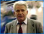 ></p><p class=c_tn>Живая легенда шахматного спорта - Борис Спасский в Иванове. Гроссмейстер встретился с местной шахматной общественностью, провел сеанс одновременной игры для юных спортсменов из клуба Рокировка. На встрече шахматный король много шутил и охотно раздавал автографы. Экс-чемпион мира - не со сцены, а прямо в зале - неторопливо рассказывает о своей жизни, о пути к успеху. Школьники ловят каждое слово, у большинства наготове фотокарточка гроссмейстера для автографа. А мэтр говорит, что чемпионом может стать каждый, главное - работа над собой. Сам Спасский начал играть, как Моцарт, с пяти лет. В тридцать с небольшим он - шахматный король.  </p><p class=c_tn>«А мои королевские годы были самыми несчастными, потому что я чувствовал себя очень одиноким как король», - говорит Борис Спасский.</p><p class=c_tn>Профессиональный рост проходил на фоне приключений - по выражению Спасского - в личной жизни. Он долго искал свою женщину. Дважды разводился. Жизнь оказалась сложнее шахматной партии: «Первый раз, когда я женился, мы были как разноцветные слоны. Я ходил по черным полям, а моя жена - по белым. И не пересекались».</p><p class=c_tn>Сегодня гроссмейстер живет в Париже. Пишет объемную автобиографию, которую опубликуют после его смерти. Говорит, сегодня старается вспомнить примечательные эпизоды из детства. Для десятилетнего мальчика шахматы были травматичным спортом. Как-то за партией юный Борис дразнил соперника - тот в ответ воткнул ему кнопку в затылок. С тех пор он старался выигрывать только традиционными способами. Тем более, что во взрослой жизни и соперники были серьезнее. Спасский вспоминает партию с легендарным команданте Че Геварой: «Вы знаете, это был странный человек, но мне показалось, что он романтик был. И он действительно любил шахматы. И приходил, и переживал, что там происходит. А я был уже в то время сильнейшим игроком мира. Я уже был даже сильнее Фишера. И у него пистолеты висели. Для чего нужны были пистолеты - до сих пор остается для меня загадкой». </p><p class=c_tn>На сеансе одновременной игры юные шахматисты напряжены. Они уже играли с Карповым, но здесь ситуация еще более ответственная. Каждый надеется на ничью - в игре с мэтром это больше чем победа. Дети пытливо следят за дебютом гроссмейстера - записывают ходы. Для кого-то из них этот урок станет ступенькой к чемпионству. </p><p class=c_av>Юлия Степина</p>
	
		<div class=