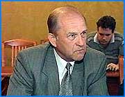 ></p><p class=c_tn> Это главный вывод, который сделал мэр города Александр Грошев из своей поездки в Стаффордшир. Сегодня он поделился впечатлениями с журналистами. Однако прессу мало интересовали прелести британского быта и тамошней экономики, поэтому разговор неизбежно свелся к обсуждению проблем нашего региона. В Стаффордшире Грошев и другие члены делегации обсуждали перспективы дальнейшего сотрудничества. Кроме чиновников, в поездке приняли участие ректор ИвГУ и видный предприниматель Астапенко. Последние ездили за свой счет, сотрудникам администрации все оплачивалось из бюджета. Что же нам, вообще никуда не ездить, сокрушались чиновники, когда журналисты поинтересовались сметой расходов на поездку. Вот, дескать, визит в Брюссель принес нам 240 тысяч евро на разработку программы туризма. </p><p class=c_tn>«Как оценивать? Если просто прокатиться - это одно, а если поехать и решать вопросы - это другое. Причем были мы там: полтора дня напряженной работы - мы Брюсселя не видели», - сообщил Александр Грошев.</p><p class=c_tn>«Глава города ехать, кстати, особо и не хотел. Но мы ему сказали, что нет другого выхода - надо подписывать», - поддерживает шефа заместитель мэра Александр Батов.</p><p class=c_tn>А в Стаффордшире русских гостей водили в музеи. Один из которых - музей промышленности - Грошева поразил: там, говорит, прямо на глазах посетителей изготавливают изделия из фарфора. И тут же в голове ивановского главы родилась идея, как это приложить к нашим реалиям.</p><p class=c_tn>«Попробовать с текстильщиками кусочек такого старого цеха, куда туристы могли бы приходить и видеть, как знаменитые ивановские ситцы в то время производились», - мечтает мэр. </p><p class=c_tn>Однако туртехнологии англичан журналистов не впечатлили. Все равно съездить и самолично полюбоваться не получится - ведь им-то  бюджет эту поездку не оплатит. Это только в Англии пенсионеры могут себе позволить колесить по миру, у нас это, похоже, привилегия одних градоначальников и их окружения. Мэр тут же обозначил свою социальную позицию: нужно требовать от государства высоких зарплат. </p><p class=c_tn>«Потому что по многим позициям мы уже вышли на мировой уровень в той же энергетике, в тех же нефтепродуктах. При высоких зарплатах и высоких пенсиях не будут выглядеть столь высокими ни тарифы, ни цены в магазинах», - считает Александр Грошев.</p><p class=c_tn>А вообще Англия живет спокойно, резюмировал Грошев. Зато мы интереснее. Этот вывод сделали уже сами журналисты, которые ушли, не очень довольные сегодняшним урожаем афоризмов от ивановского мэра. </p><p class=c_av>Дмитрий Попов</p>
	
		<div class=