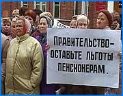 ></p><p class=c_tn>Бедных станет меньше, потому что они все умрут, - это один из лозунгов ивановцев, которые собрались сегодня на митинг. Пикет проходил под окнами представителя Президента в Ивановской области. В рамках Всероссийской акции протеста, инициированной профсоюзами. Митингующих около сотни. И хотя акция инициирована профсоюзами, здесь есть и флаги различных политических партий. Требования пикетчиков - большими буквами на плакатах. Образование должно быть бесплатным, труд, наоборот, оплачиваться, и никакой отмены социальных льгот. Все согласны с тем, что работающий человек не должен быть бедным, но мало кто понимает, какие именно правительственные инициативы они здесь оспаривают. Возраст митингующих традиционно преклонный.</p><p class=c_tn> «Если наши требования не будут услышаны мы будем отслеживать как этот вопрос будет решаться в ГД профсоюзы намерены осенью провести серьезную массовую акцию протеста», - обещает заместитель председателя областной федерации профсоюзов Николай Смирнов.</p><p class=c_tn>Серьезной и массовой предполагалась и эта акция. Спустя пятнадцать минут инициативная группа поднялась к федеральному инспектору Валерию Можжухину. Передали свои требования, попросили довести их до сведения правительства и президента. Разговор был ну очень корректным.</p><p class=c_tn>«Мы все видим, что президент очень сильно озабочен ситуацией обсуждал и с думой и с правительством и прислушивается к мнению профсоюзов», - говорит федеральный инспектор по ивановской области Валерий Можжухин.</p><p class=c_tn>Приятное общение затянулось. А под окнами разгорались страсти. Оставленные сами на себя митингующие в высказываниях были гораздо резче: «У нас осталось одно право - на вилы и топоры!»</p><p class=c_tn>Холодный ветер, отсутствие лидеров и непонимание: а для чего же собственно собрались. В итоге толпа очень быстро поредела. Молодые и активные убедились еще раз, что решать проблемы надо. Но каким-то другим путем.  </p><p class=c_tn>Профлидеры появились минут через сорок, вышел и сам федеральный инспектор. Сказать, что призывы услышаны. А вот просьбы конкретных людей профсоюзному руководству слушать уже было некогда. </p><p class=c_tn>Люди расходились с самыми разными чувствами. И лишь профруководство - с чувством выполненного долга. Во Всероссийскую акцию протеста и им удалось внести свою лепту. </p><p class=c_tn></p><p class=c_av>Татьяна Суханова</p>
	
		<div class=