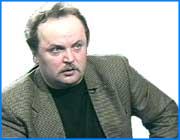 ></p><p class=c_tn> Директор МУП Ивгорэлектросеть просит депутатов законодательного собрания высказаться в поддержку федерального законопроекта о муниципальной казне. Одна из статей документа предполагает запрет на приватизацию коммунальных сетей. Позиция Владимира Рясина -  нет частному капиталу в «Горсетях». 10 июня он озвучил свою точку зрения на заседании парламентского комитета по экономике. Законопроект еще только зреет в недрах минэкономразвития, а ситуация в Ивановскими горсетями уже требует разрешения. Со скандалом городская Дума приняла решение создать полное товарищество этого муниципального предприятия с частным капиталом. В своей позиции по поводу этой электрокомбинации Владимир Рясин и некоторые депутаты ЗС солидарны. </p><p class=c_tn>«У нас в городской думе, к сожалению, очень много специалистов, например, в здравоохранении, как Альпер, которые одновременно специалисты в коммерческих проектах. Понимаете? И в торговле и в других направлениях. И получается, что, действительно, опасения есть, что мы с вами к завершению срока этой думы и Главы города, придем к тому, что имущества в городе Иваново вообще не останется», - говорит  депутат Законодательного Собрания области Андрей Мельников.</p><p class=c_tn>Глава «Горсети» с Эзоповым языком, видимо, не дружен, и в интервью журналистам попробовал назвать вещи своими именами: «Это попытки на основе коррупции попытаться, пока еще идет процесс выхода и подготовки конкретных законов, что называется, оттоптать поляну. Понимаете, как это в простонародье - оттоптать поляну. А потом уже, на основе каких-то договоров. аренды ли, не аренды ли, тем более, не говоря об этом противозаконном предложении, преступном предложении о создании какого-то полного товарищества непонятно с кем, непонятно, на основе чего».</p><p class=c_tn>Глава комитета по экономике пытался подначить главного коммунального энергетика Иванова. Мол, Вы, Владимир Игоревич, просто боитесь потерять место, медом намазанное.  Вон, в газетах пишут, что Вы больше сорока тысяч получаете. Господь с Вами, отвечал Рясин. Если б я такие деньги получал, треть перечислял бы в детские сады или еще куда. А за место свое, мы, топ-менеджеры, не трясемся. </p><p class=c_tn>А вообще идея запрета капитализации муниципальных сетей нашла в душах депутатов отклик. Ведь речь идет не больше и не меньше, чем об основах безопасности жизнедеятельности избирателей.</p><p class=c_av>Сергей Хохлов</p>
	
		<div class=