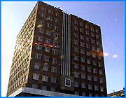 ></p><p class=c_tn></p><p class=c_tn> Заявление председателя Вячеслава Куликова об отставке товарищи по депутатскому корпусу собираются удовлетворить на пленарном заседании сегодня, 17 июня. Накануне думцы обсуждали кандидатуры на это кресло и решали, какие еще особо важные вопросы стоит внести в повестку грядущей встречи. Совместное заседание нескольких комитетов надолго не затянулось и прошло довольно мирно. Даже выступление главного городского казначея на этот раз не вызвало у депутатов протеста. Редко когда предложения о поправках в бюджет выслушивались так спокойно. Но впрочем, и сами изменения не особо радикальные. Зоопарк будет финансировать управление по культуре, а не управление образования. Надо поменять строчку, поскольку именно это ведомство будет теперь следить за миром животных. А также прописать в бюджете десять миллионов, которые вот-вот поступят из Москвы на нужды нового геронтологического центра при второй больнице. Депутат Альпер, он же главный врач первой городской больницы, разговор о медицине тут же свернул на более животрепещущую тему - заработная плата медиков. Врачи первой и седьмой ивановских больниц вряд ли получат причитающиеся им за май деньги. В ФОМСе их просто нет. В бюджете, парирует Игорь Старкин, денег нет тоже: «Особого перевыполнения по доходам-то нет реализация имущества тоже буксует мы источника финансирования дефицита бюджета тоже не нашли это камень, который не позволяет нам увеличивать расходы по другим социально значимым статьям». </p><p class=c_tn>А поток сознания депутатов вывел их на воспоминания о комиссии, которая должна проверить обоснованность тарифов муниципальных предприятий. Таких как «Водоканал», «Ивгортеплоэнерго» и «Ивгорэлектросеть». Со стороны представительного органа кандидаты в нее уже отобраны, мэрия своих почему-то не представляет. </p><p class=c_tn>«Если мы сейчас работу не проведем до начала отопительного сезона, то грош нам цена», - говорит депутат гордумы Александр Шехоткин.</p><p class=c_tn>И еще один вопрос будет вынесен на обсуждение пленарного заседания. Депутаты решили сменить руководителя Думы Вячеслава Куликова. Среди претендентов на председательское кресло - Игорь Альпер и Извиль Салихов.  Но прежде чем это  обсудить, журналистов вежливо из зала попросили. Дело-то серьезное. </p><p class=c_av>Татьяна Суханова</p>
	
		<div class=