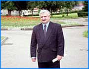 ></p><p class=c_tn>Заместитель ивановского мэра Сергей Мкртумян начинает войну с частниками и  собственными подчиненными за наведение чистоты в городе. Он свозил ивановских коммунальщиков в Ярославль и Владимир, чтобы на примере соседей показать, как надо работать. Теперь вместо надписи Родина первого Совета в Иванове появится такой же плакат, как на въезде во Владимир: Наша цель - чистый город. </p><p class=c_tn>«Мне стыдно, когда говорят, что Иваново - грязный город. Сказать, что мы работаем меньше, чем в Ярославле и Владимире - я в этих городах был - не так это. Мы работаем больше. Только вот эффекта от нашей работы нет», - считает Сергей Мкртумян.</p><p class=c_tn>Это признание Сергей Мкртумян сделал на очередном заседании штаба по благоустройству. Теперь штаб собирается еженедельно, с привлечением милиции и экологических служб. А руководство всех коммунальных служб собрано в одних руках. Но этого мало. Денег не хватает. Выяснилось, что у нас на благоустройство тратится больше, чем у соседей, но у них чисто, урны и коммуникации на месте, а ивановцы воруют  в год двести километров проводов, половину урн и контейнеров. Мрашрутчики загадили конечные остановки, предприниматели и просто жители частного сектора экономят на вывозе мусора. </p><p class=c_tn>«Начата работа с владельцами маршруток по уборке территорий на конечных остановках. . Выдано 12 предписаний. В июне месяце на пятерых владельцев, которые не прореагировали на предписания, составлены акты и переданы в природоохранную прокуратуру», - сообщила сотрудница комитета по охране окружающей среды Наталья Ефимова.</p><p class=c_tn>Пока никого не смутило, что на тысячу машруток предписаний лишь двенадцать, что урн установлено тридцать две. Обсуждали ремонт фасадов, ликвидацию свалок - больших стало меньше, а маленькие никто не считал, работу биотуалетов, санкции за невывоз мусора и установку все тех же урн. Сергей Мкртумян предложил жестко работать с предпринимателями, как это сделано у соседей, где незаконной торговли нет, а за вывоз отходов платит каждый. </p><p class=c_tn>«Если наводить порядок, ты можешь ущемить чьи-то интересы. Люди не платят за вывоз мусора, они на этом экономят. А когда его берешь за хобот, и заставляешь платить за вывоз, он начинает обращаться во все структуры и кричать - а что это вдруг я должен платить», - говорит Сергей Мкртумян.</p><p class=c_tn>Заместитель мэра объяснил подчиненным -  если они не хотят связываться с частниками и предпочитают закрывать  глаза на безобразия, лучше сразу уйти с работы. Но рядовые коммунальщики, которые получают втрое меньше, чем их владимирские коллеги, пока не могут убрать даже грязь у бордюров. В июне на все благоустройство выделен миллион вместо  восьми запланированных. Сначала город должен рассчитаться с долгами - вздыхает Сергей Бахшиевич. - Это не наш год. Наш - следующий. </p><p class=c_av>Василий Когаловский</p>
	
		<div class=