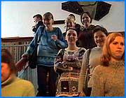 ></p><p class=c_tn>25 июня  отличников ВУЗов и средне - технических учебных заведений принимал лично глава области. Студенты - стипендиаты не считают, что успехи в учебе отдаляют их от своих менее способных ровесников. Студенты в ожидании, в зале полнейшая тишина. Губернатор, опоздав, извиняется. Говорит, что принимал у себя делегацию из Нигерии. Там тоже всплыла тема молодой науки. Африканские коллеги приехали, чтобы посмотреть, как обучаются их студенты в ивановских ВУЗах. По словам Тихонова, в последние несколько лет кадровая политика в области направлена на омоложение. Именно свежие силы способны наиболее эффективно решать проблемы региона. И тут же губернатор дает нынешним стипендиатам установку: быть упорными в достижении цели. Тихонов знает, о чем говорит - ему, оказывается, в прошлом приходилось решать непростые задачки: «Нам поручили в распределительном устройстве 6 киловольт сделать отверстие размером где-то метр на восемьдесят сантиметров в бетонной стене, толщиной в двадцать сантиметров, в железно-бетонной стене. А я спрашиваю, что мы делать-то будем. Да чего ты боишься. Бери кувалду. И вот мы взяли кувалды и начали лупить по этой бетонной стене и за три часа мы это отверстие сделали».</p><p class=c_tn>Именные стипендии - это награда за отличную учебу на протяжении трех семестров. Кстати, только третья  часть стипендиатов - студенты ВУЗов, остальные учатся в колледжах и техникумах. Распространенное мнение о том, что отличники - это зубрилы, отвергают. Многие из них занимаются спортом, пишут стихи. Поэтому шутливое прозвище ботаники молодых людей задевает. </p><p class=c_tn>После встречи с губернатором ребята отправились в комитет по делам молодежи, где им выдали стипендию за полгода. Сумма - по студенческим меркам - набежала неплохая. В месяц каждому стипендиату полагается от трехсот до четырехсот рублей. Многие из них пока не решили, как распорядятся деньгами. Однако уверяют, что потратят их с умом. Тем более что следующая стипендия будет только в декабре. </p>
	
		<div class=