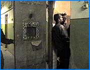 ></p><p class=c_tn> Экскурсию для родственников осужденных провели 30 июня в кохомской мужской колонии строгого режима. Им показали бараки и даже дали попробовать обеденные блюда. В плане мероприятий управления исполнения наказаний этот день обозначен как родительский. До этого дня близкие заключенных знали о жизни в колонии только понаслышке. Дальше комнаты свиданий, которая прямо у контрольно-пропускного пункта, они не бывали - не положено. Сегодня обещают показать все как есть. Демократичности сотрудников УИНа нет предела. Перед экскурсией родственников не обыскивают, только предупреждают - наркотики, спиртное, оружие не проносить. Но у большинства с собой только Прима или торт. На внеочередное свидание допустили в основном матерей и жен. Радости свидания удостоились только колонисты образцового поведения. Женщин ведут в швейный цех. Объясняют - здесь заключенные трудятся всего по девять часов. Цех работает и ночью. С заказами перебоев почти не бывает. Зарплата для зоны хорошая - минималка. Шестьсот рублей. Женщины шутят - будут нам наряды шить на воле. Следующая экскурсионная точка - в столовой. В меню ежедневно молоко, бывает и мясо. Хлебопекарня своя. Матерям предлагают попробовать обеденные блюда - гороховый суп и ячневую кашу. Женщины пробуют с недоверием: «Это вы, наверное, только для нас такой суп-то приготовили?»</p><p class=c_tn>Дальше по маршруту - бараки. И - чайная или как здесь говорят - чефир-бар. И это не единственное тюремное развлечение - уверяют сотрудники УИНа. Колонисты могут выбрать отдых по интересам - кто-то занимается в местном спортзале. Есть здесь и библиотека. По стенам - работы тюремного художника.  В почете у заключенных - наши классики. Самый долгожданный этап экскурсии - свидание. Родственники встречаются в местном клубе, под аккомпанемент русского шансона. На общение - всего час, а потому почти никто не смотрит на сцену. Елена приехала к любимому человеку. Скоро Александра выпустят, и они планируют пожениться. В разлуке молодые люди больше трех лет. Все это время девушка видит в окно стены колонии. Ее дом - прямо рядом с зоной. На свидании Лена не плачет, как другие. Влюбленные вместе строят планы на будущее.</p><p class=c_tn>У других женщин надежд меньше. Валентине Константиновне ждать сына четыре года. Мать опасается за его здоровье.</p><p class=c_tn>Свидание заканчивается. Через год обещают такую же показательную экскурсию. </p><p class=c_av>Юлия Степина</p>
	
		<div class=
