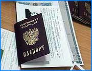 ></p><p class=c_tn>В ходе паспортной реформы жители губернии проявили сознательность. Сотрудники паспортно-визовой службы рапортуют о том, что поставленные задачи выполнены. А процент несознательных граждан у нас даже ниже, чем в соседних областях. 30 июня – последний день обмена паспортов.</p><p class=c_tn>В центре учета и регистрации граждан на улице Советской оживленно, но не более, чем неделю или две назад. Большинство людей пришли по другим вопросам - ежедневно здесь, по словам руководства,  не больше двадцати-двадцати пяти  человек, пожелавших исполнить свой гражданский долг. </p><p class=c_tn>Ольге Смолиной вовремя поменять паспорт помешали материальные трудности - она безработная. Теперь деньги появились - и женщина отправилась спешно выправлять новый документ: «Я думала - очередь будет страшная. Но все хорошо прошло».</p><p class=c_tn>Впрочем, вопросы к процедуре остались. МВД обязало вернуться к прежнему - от руки - варианту заполнения формы П-1. Раньше это делал компьютер.  Но обходится все же без особых проволочек и моральных страданий. Несколько иная картина в паспортных столах отделов внутренних дел, где обслуживают жителей частного сектора, кооперативов. Если в центре на Советской много света и кондиционеры, в коридорах Октябрьского РОВД полумрак и душно. Люди напряжены, кто-то стоит в очереди уже больше часа. По официальным данным, чуть больше тысячи человек в губернии не поменяли паспорт. Некоторые - по религиозным убеждениям, а кто-то и вовсе никак не выказывает свое существование. </p><p class=c_tn>«Побольше остаток дал Ярославль, но точных цифр пока нет. Мы, считаю, нормально выглядим на этом фоне, если у нас такой маленький остаток при таком нищенском существовании граждан», - говорит и.о. начальника паспортного отдела ПВУ УВД области Татьяна Голубева.</p><p class=c_tn>Уже с 1 июля всех, кто затянул с обменом, будут штрафовать. А паспорта старого образца уничтожат - граждане СССР уйдут в прошлое, их имена теперь вписаны в другие анналы.  </p><p class=c_av>Дмитрий Попов</p>
	
		<div class=