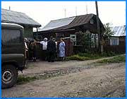 ></p><p class=c_tn>Как живут ивановцы, обитающие в частном секторе. Этим вопросом задался мэр Александр Грошев и отправился в турне по так называемому одноэтажному Иванову. Программа Частный сектор до конца еще не разработана. А восстановление освещения и ремонт дорог на некоторых улицах уже начался. Ивановский мэр признается, что население частного сектора властью брошено и забыто. Люди словно отрезаны от остального, многоэтажного, мира. Местным чиновникам это стало ясно после президентских выборов, когда многие жители одноэтажного Иванова голосовать не пошли. Надо быть ближе к народу, говорит мэр. Жители второго Балинского переулка, куда приехал кортеж, пообщаться с Главой города не спешат. С опаской выглядывают из-за ворот. Самые смелые выплескивают на Грошева свои проблемы. Для чиновников эти разговоры привычны и скучны, а потому первый этап экскурсии заканчивается быстро.</p><p class=c_tn>Улица 5-я Южная. С местными жителями чиновники встречались два месяца назад. Тогда здесь не было уличного освещения, проезжую часть с трудом можно было назвать дорогой. Обещание благоустроить улицу служащие управления благоустройства сдержали. Поставили тринадцать опор освещения, протянули провода, отремонтировали дорогу. Причем материалом стал не асфальт, а бутовый отсев с местного предприятия, которое вернуло городу арендованные когда-то у него территории. Обнаруженным там отходам чиновники нашли применение.</p><p class=c_tn>«При осмотре этих территорий, которые как бы отходят городу, мы увидели, что одна территория завалена горами отсева: бутового камня, щебня. И мы с директором договорились, что нам безвозмездно 50 тысяч кубов городу отдаст на такие работы», - говорит Александр Грошев.</p><p class=c_tn>По словам чиновников, такая дорога может прослужить не менее десяти лет, да и средств на нее будет затрачено гораздо меньше, чем даже на обычное покрытие. На улице Ремизной, поверх чудо-покрытия в качестве эксперимента насыпали еще и щебень. Как же по таким камням ходить, спросили у чиновников журналисты. Ответ оказался прост. Озвучил его Сергей Мкртумян: «Это не для ходьбы. Это для езды. Зато большегрузные «дуры», имеется в виду 60-70-ти тонные машины, здесь пройдут».</p><p class=c_tn>Пока благоустройство коснулось лишь трех улиц, жители которых заключили с администрацией договоры на вывоз мусора. Только выполнив это обязательное условие можно надеяться на внимание городских властей. По крайней мере, до утверждения программы Частный сектор. А ивановцы заключать договоры не спешат. Говорят, что большая часть мусора не их. И, похоже, в этих словах есть доля правды. </p><p class=c_av>Олеся Чирко</p>
	
		<div class=
