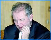 ></p><p class=c_tn>«Мы сделаем все, чтобы Тихонов покинул пост губернатора, если тот займет место в руководящих органах КПРФ», - заявил газете Частник Михаил Бабич, депутат Госдумы по кинешемскому округу. Под мы имеется в виду местное отделение Единой России. Как известно, в четверг на альтернативном пленуме КПРФ губернатор Владимир Тихонов был избран временным председателем ЦК партии. Какие перспективы ждут регион, если должность станет для Владимира Тихонова постоянной?</p><p class=c_tn>Зюгановцы против Тихоновцев. Для области это противостояние, без преувеличения, судьбоносное. Главный вопрос - возглавит ли партию Владимир Ильич и что он будет после этого делать.  Аналитики считают, что вероятность победы Тихонова на съезде очень велика, но неизвестно, какую когорту коммунистов ему придется вести за собой. В красном стане наметился глубочайший раскол, и движение, которое пойдет под крыло Ильичу, рискует оказаться очень маленьким. А если и большим - то не монолитным. </p><p class=c_tn>«Такого неважного восшествия на престол ни одному  лидеру политическому не пожелаешь. То есть, если бы Владимир Ильич легитимно, при поддержке всех делегатов съезда избирался, то, я думаю, для области это была бы достаточная польза. Владимир Ильич просто бы перешел на политическую работу, хотя и продолжает утверждать, что, конечно, область никуда не бросит. Он бы оставался губернатором «де юре», а «де факто» начал бы заниматься делами Юрий Токаев», - комментирует ситуацию обозреватель еженедельника «Иваново-Вознесенск» Александр Горохов.  </p><p class=c_tn>Вариант с досрочной отставкой Тихонова, на котором настаивает Михаил Бабич, менее вероятен. Во-первых, для этого нужно решение конференции местных единороссов, а во-вторых, Устав области не позволит им этого сделать. Третья возможность, которую постоянно озвучивает сам Глава области - сидеть на двух креслах одновременно. Но даже однопартийцы Владимира Ильича говорят, что это хлопотно. </p><p class=c_tn>Тем временем, единороссы, комментируя назначение Тихонова, предрекают области дальнейшее углубление кризиса, в том числе и политического.  </p><p class=c_tn>«Владимир Ильич Тихонов заявил себя как политическая фигура федерального масштаба.  И оппозиционная действующей власти. То есть, ближайшие полтора года область ждут не самые лучшие времена. Потому что та часть партии, которую представляет Зюганов, имеет сторонников и внутри области. Скорее всего,  будут политические проблемы в области», - такой прогноз дал председатель политсовета регионального отделения Единой России Андрей Кабанов.</p><p class=c_tn>Но в ближайшее время возможны уже и более серьезные проблемы - экономические.  Двадцатого июля - срок подачи бюджетных заявок в министерство финансов. А кто будет этим заниматься после ухода сразу трех опытных замов Тихонова и в тот момент, когда самого губернатора больше волнует федеральная политика? </p><p class=c_tn>Как известно, у Владимира Ильича Тихонова два мобильных телефона. Если он будет выбран на место Зюганова, ему придется приобрести еще два одинаковых устройства. В Москве ему понадобится пульт дистанционного управления областью, а в Иванове он не сможет обойтись без еще одной лентяйки - чтобы рулить коммунистами. </p><p class=c_av>Сергей Хохлов</p>
	
		<div class=