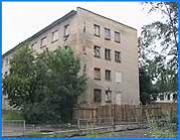 ></p><p class=c_tn>С зимы без изменений остается ситуация в аварийном здании общежития ИЗТС на проспекте Текстильщиков. Проблемы усугубились, а жильцы из аварийного здания не отселены. Крыша течет, стены разрушаются и грозят обвалиться. Между тем коммунальщики оставили жильцов без элементарных удобств. В ответ на претензии, городские власти открыто предлагают людям мыться под дождем. </p><p class=c_tn>В феврале общежитие начало разрушаться. Жильцов эвакуировали в гостиницу. Потом они вернулись, потому что ждать было нечего. Только в июне завод передал общежитие в городскую собственность. С тех пор стало только хуже. Стены набухли от воды. Виной тому неисправные стояки в бывших душевых. Воду отключили, душевые заколотили. Хотели закрыть и туалеты. Но передумали,  и теперь грозят срезать антенны на крыше, чтобы ее отремонтировать. Но проекта нет. А крышу над своими комнатами жильцы пытались чинить сами - да без толку. Течет. В марте приходила комиссия Гражданпроекта. Жильцы услышали разговор инженеров. Одна из жительниц общежития, Татьяна Круглова, передала его содержание съемочной группе: «… крышу ремонтировать абсолютно бесполезно. Надо ее сносить вместе с 4 этажом. Потому что там абсолютно все сгнило». </p><p class=c_tn>Стены разрушились настолько, что под окном зияет сквозная щель. В душевых, чуть тронь, валится плитка. Воды нет - краны и трубы срезаны. Мыть посуду и детские горшки, умываться и стирать приходится на кухне. </p><p class=c_tn>Реакцию администрации на проблему одна из жительниц прокомментировала следующим образом: «Мы, когда задали вопрос, - где мы будем мыться, стирать? - они ответили: «Мыться - в бане». Я говорю - давайте нам денег.  – «Тогда под дождем». </p><p class=c_tn>Вода течет с верхних этажей на нижние. На потолке туалета трещина. Под ней  ходят с опаской - если рухнет, то здесь. </p><p class=c_tn>«В течение всего июня, как идут дожди, мы ходим туда с зонтами. До зонтов дело дошло. Потому что капает везде. Мы еще ходим как-то. А третий этаж - они вообще с зонтиком ходят в туалет», - пожаловалась жительница общежития Людмила Ищук. </p><p class=c_tn>Кате десять лет. Все они прошли в этом общежитии. Ее кровать застелена клеенкой - с потолка капает вода. Стены разъел грибок. Кирпичная кладка у окна разрушается. Зимой Катя мерзнет. МЧС признает здание аварийным. Чиновники - нормальным. Живущий здесь чернобылец Валерий Туманов стоял в очереди на получение квартиры. И получил от сотрудницы мэрии такой ответ: «Дают квартиры только тем, у кого ветхое жилье. Я им отвечаю, что у нас ветхое жилье, аварийное состояние. Валентина Ивановна ответила: «Жилье у вас в отличном состоянии, никто ничего вам делать не будет, и ничего вы не добьетесь». </p><p class=c_tn>Жильцам деваться некуда - других хором не нажили. Они собираются  в суд, чтобы защитить свои права. Не пойдет туда только бомжиха, которая самовольно заняла сушилку. Ей тоже некуда пойти. Она дожидается из тюрьмы своего сожителя с открытой формой туберкулеза. </p><p class=c_tn></p><p class=c_av>Василий Когаловский</p>
	
		<div class=