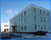 ></p><p class=c_tn>«Ивавтодору» семьдесят пять. Юбилей главной в области дорожной компании торжественно отмечали 9 июля в Иванове. Но пышными речами и поздравлениями в адрес дорожников празднование не ограничилось. Критика дорожной отрасли звучала даже со сцены во время торжественного собрания.</p><p class=c_tn>Дорожники вспоминали о достижениях последних лет, главное из которых - кинешемский мост.  В перспективах у «Ивавтодора» - возведение моста через реку Мера в Заволжском районе и прокладка кольцевой дороги вокруг областного центра. Со сцены работников отрасли поздравляли видные чиновники. Новый вице-губернатор Юрий Токаев вышел зачитать поздравление от Владимира Тихонова. Однако, на заключительных словах губернаторского текста, где утверждалось, что с бездорожьем в области, наконец, покончено, Юрий Алимбекович осекся. И перешел на критику отрасли. В постсоветский период темпы строительства дорог упали в несколько раз. Отрасль финансируется по остаточному принципу. «Но мы обязательно вновь выйдем на прежние показатели и даже превзойдем их», - заявил вице-губернатор. Как говорят старожилы отрасли, сегодня это более чем необходимо. Ивановские дороги требуют не только ремонта, но и замены. Большая часть магистралей в области построена двадцать-тридцать лет назад и не отвечает современным требованиям.</p><p class=c_tn> «Сейчас совершенно другая нагрузка на дороги - технические условия другие должны быть. Их надо перестраивать на 4-х – 6-ти полосные. Появилось много автомобилей грузоподъемностью 18 тонн на ось, а мы строили под пять. Появились машины «Тойота», «Вольво» и прочие, то есть скоростные режимы у них другие и дороги не отвечают должным требованиям. Их надо перестраивать», - констатировал директор «Ивавтодора» в 1961-1996 годах Анатолий Жуков.</p><p class=c_tn>Дорожные беды в области никогда не прекращались. Просто в этом году они приобрели характер хронического скандала, который то вспыхивает, то утихает. Проблемы возникают, как правило, не под колесами катка, а в залах заседаний. При верстке регионального бюджета 2004 года депутаты Законодательного Собрания, продолжая плановую борьбу с областной администрацией, решили урезать расходы на госуправление на 17 миллионов рублей. А контрпредложение губернатора состояло в том, чтобы снять 6 из этих 17-ти с «Ивавтодора». Причем самих управленцев не трогать, а снизить расходы непосредственно на ремонт и содержание дорог. В результате подковерных и закулисных интриг деньги дорожникам все-таки оставили. Многие связывали позицию губернатора-коммуниста с его политическими симпатиями и антипатиями - глава «Ивавтодора», Валерий Васильев, как известно, занимает должность секретаря регионального отделения «Единой России». Благополучный исход в истории с 6-ю миллионами «Ивавтодор» не спас. Весной со стороны руководства управления последовала серия заявлений о катастрофической нехватке средств. Чуда не случилось,  бюджетные сусеки оказались пусты. Ближе к лету - новая беда того же разряда - финансовая. Выяснилось, что автовладельцы не торопятся в налоговые органы со своими деньгами. Транспортный налог, который в прошлом году удалось собрать очень оперативно, у водителей энтузиазма не вызывает. Дело в том, что до августа действовала пятидесятипроцентная скидка на этот сбор, и желающих сэкономить оказалось предостаточно. А крайний срок выплат за год текущий растянут до апреля года следующего. По традиции, граждане области тянут с уплатой до последнего момента. Как результат - многомиллионный дефицит в территориальном дорожном фонде. В июне «Ивавтодор» обратился в Законодательное Собрание с просьбой повысить ставки транспортного налога для владельцев грузовых машин, которые составляют всего 10% от всех плательщиков. Вначале прозвучало категорическое «нет», а сейчас в кулуарах ведутся разговоры о том, что в сентябре законотворцы могут все-таки пойти навстречу дорожникам. Правда, скорее всего, будет увеличено число льготных категорий по сумме транспортного сбора. В любом случае, Иванову даже эти деньги не светят - по закону, они пойдут на содержание внутриобластных дорог. </p><p class=c_av>Юлия Степина, Сергей Хохлов</p>
	
		<div class=