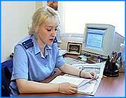></p><p class=c_tn></p><p class=c_tn>Нарисуем - будем жить. Областная прокуратура направила в Ивановскую городскую администрацию представление по поводу незаконных строений в черте областного центра. Речь идет не о ларьках и киосках, а о крупных коммерческих проектах. </p><p class=c_tn>Владелец торгового дома с древнегреческим названием «Гермес», видимо, хорошо знаком с древнеримским утверждением о том, что законопослушные граждане платят налоги, а нарушители платят штрафы. Причем выбирает последнее, потому что это быстрее и проще. </p><p class=c_tn>Практически любой зрячий ивановец обращал внимание на шедевр, который представляет собой надстройка к торговому дому «Гермес». И без того убогий внешний вид Иванова от такой архитектурной фантазии выигрывает мало. Тем более, что закончить переделки гермесовцы пытаются уже не первый год. Все это время ивановская администрация и надзорные органы борются с самостийными градостроителями. Ведь никаких разрешений на реконструкцию от хозяев земли - городских властей - у «Гермеса» нет. Попытки наказать торговцев рублем оказываются недейственными.</p><p class=c_tn>Штрафы не обеспечивают должного эффекта. То есть, для организации штрафы даже 100 000 рублей несравнимы со стоимостью тех строений, которые возводятся. Самой действенной мерой в отношении самостоятельных построек, помимо штрафов, является постановка вопроса о сносе», - сообщила прокурор отдела по надзору за исполнением законов областной прокуратуры Екатерина Сидорова.</p><p class=c_tn>Гражданский Кодекс не делает различий, сносить киоск или торговый комплекс: незаконно - значит незаконно. Сейчас в Арбитражном суде находится иск администрации города к «Гермесу», с требованием снести надстройку. Но кроме юридической стороны, есть еще и вопросы целесообразности. В качестве примера - офисно-торговый центр, пока без вывески, на площади Революции. Под самыми окнами мэрии. Нет разрешения на строительство, хотя общий вид здания и неплох. Но порядок есть порядок, и хозяева строения упорно пытаются выправить необходимые бумаги. Что весьма непросто. Нужно согласовать проект и строительство с экологами, пожарными, санитарными врачами, архитекторами. Список не весь, он может расширяться в зависимости от требований местных властей. И довольно частая строительная практика - начинать работы после получения основных разрешений, а все не самые важные визы согласовывать по ходу - чтобы быстрее окупить вложения. Получается, как здесь. Вроде бы и  красиво, но незаконно. Этот случай далеко не единственный. </p><p class=c_av>Сергей Хохлов</p>
	
		<div class=